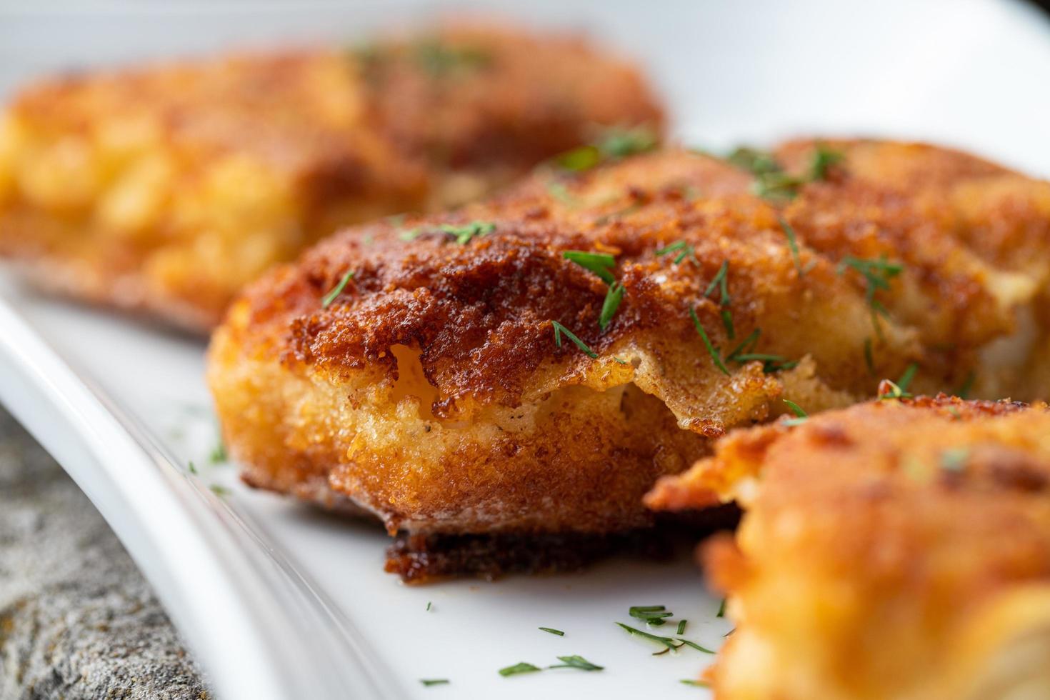 Schweinekotelett in einer goldenen Beschichtung. traditionelles Abendessen. foto