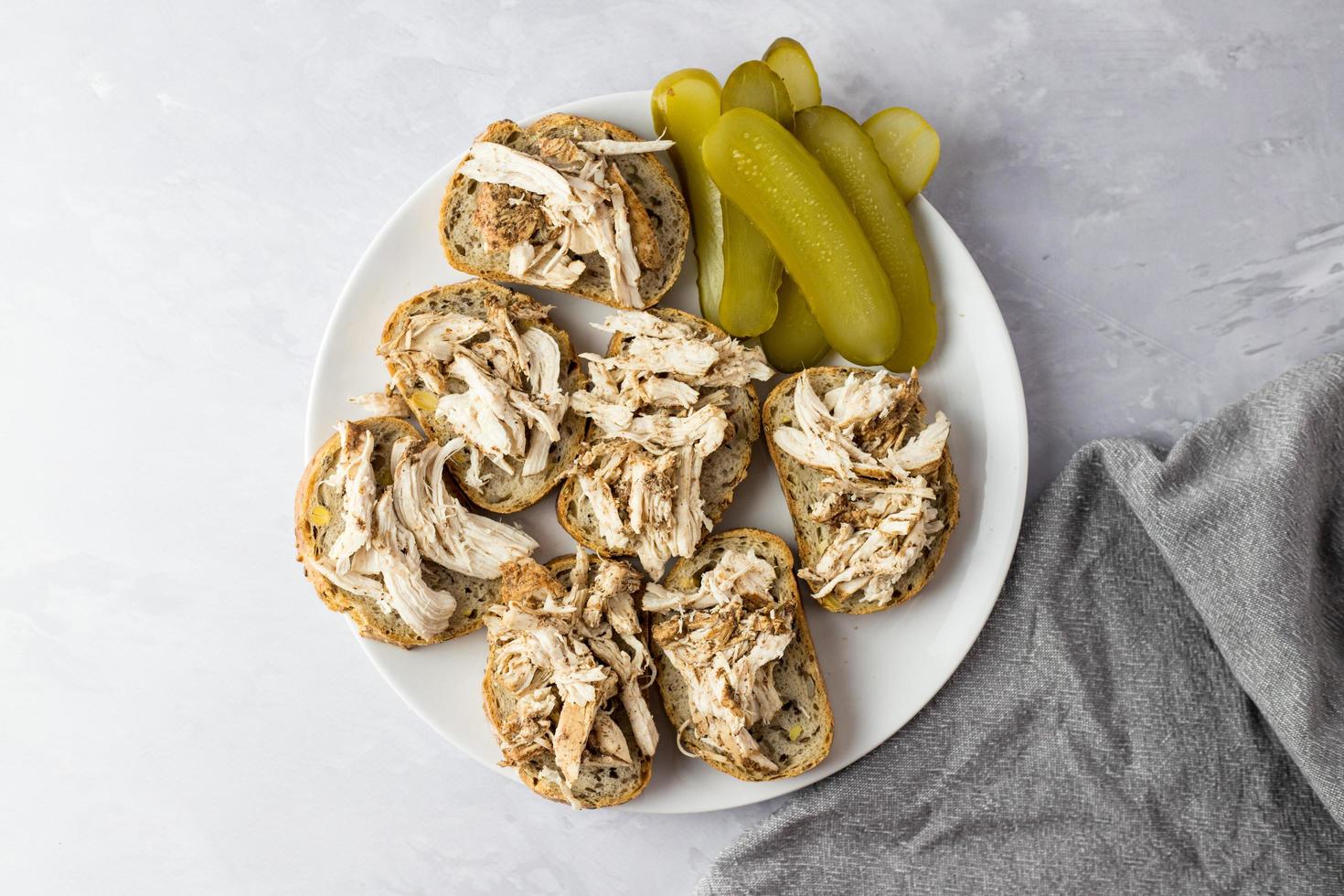 Sandwiches mit Hühnchen und eingelegter Gurke. foto