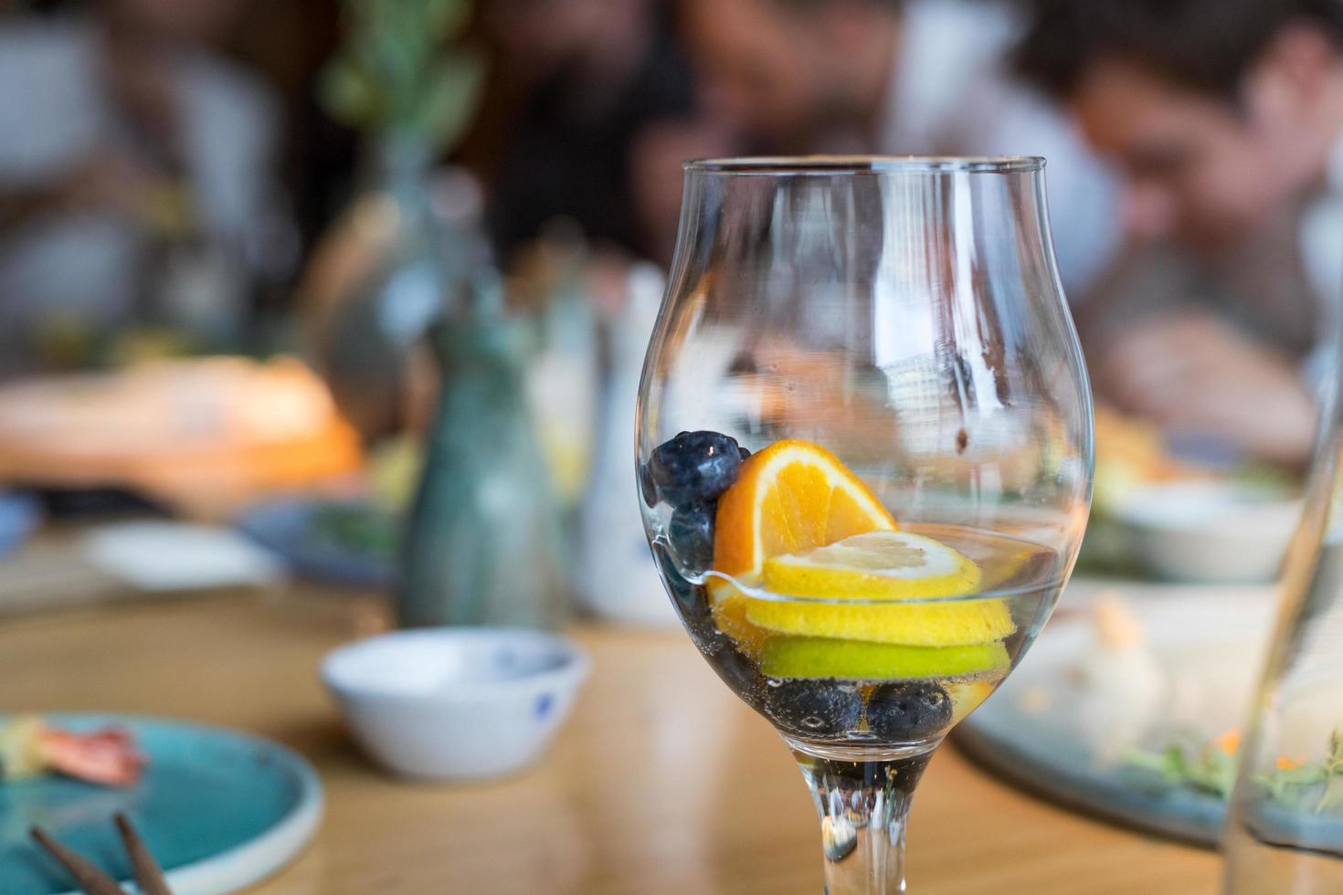 ein Glas Wasser und Obst in einem Restaurant. foto