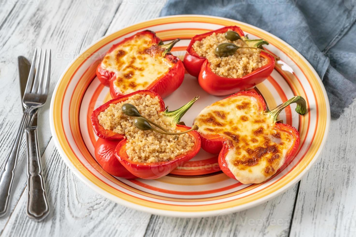 Quinoa und Käse gefüllte rote Paprika foto