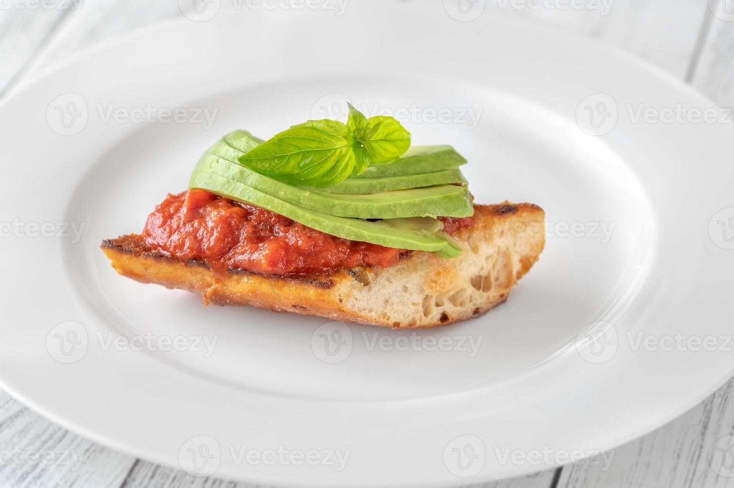 Bruschetta mit Tomatenaufstrich und Avocado foto