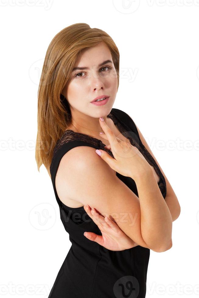 schönes Frauenmodell, das im eleganten Kleid im Studio aufwirft. Modefoto der schönen Dame im eleganten Abendkleid. schöne junge Frau posiert im trendigen Kleid foto