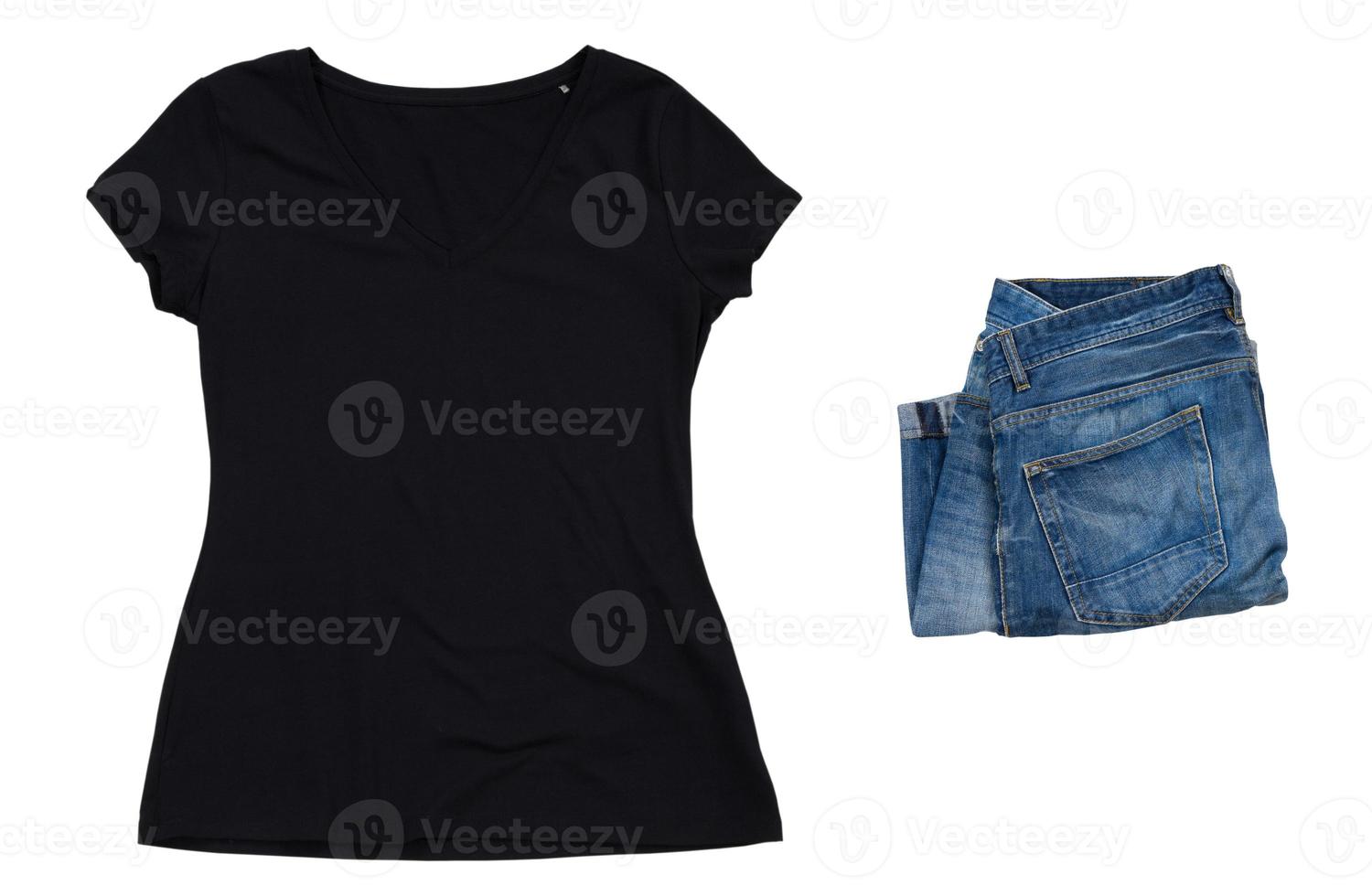 leeres schwarzes T-Shirt und Jeans-Shorts auf weißem Hintergrund, schwarzes T-Shirt Mock-up und blaue Jeans, leeres T-Shirt foto