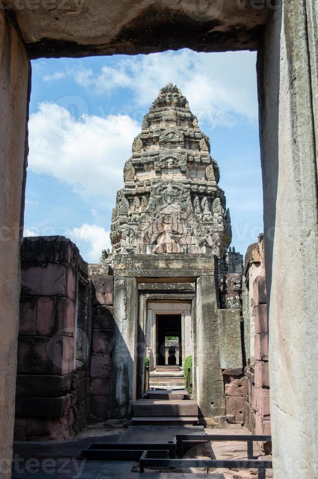 phimai historischer parkphimai nach der traditionellen kunst der khmer gebaut. phimai prasat hin begann wahrscheinlich während der Regierungszeit von König Suryavarman 1 im 16. Jahrhundert buddhistischer Tempel zu bauen. foto