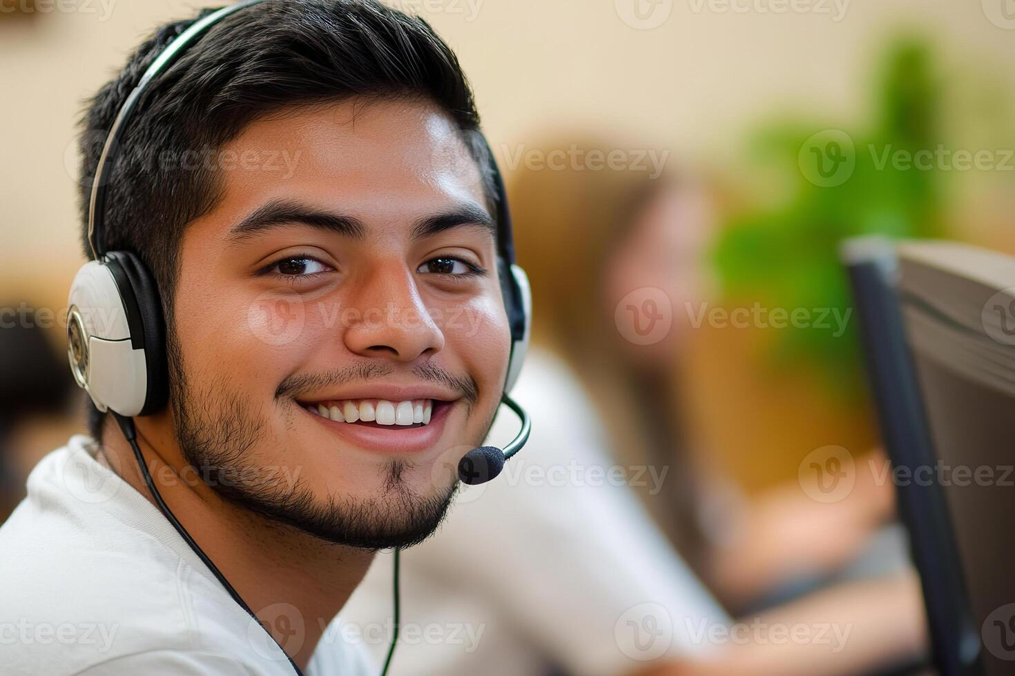 jung spanisch Mann tragen Headset bietet Kunde Unterstützung im ein beschäftigt Kontakt Center foto