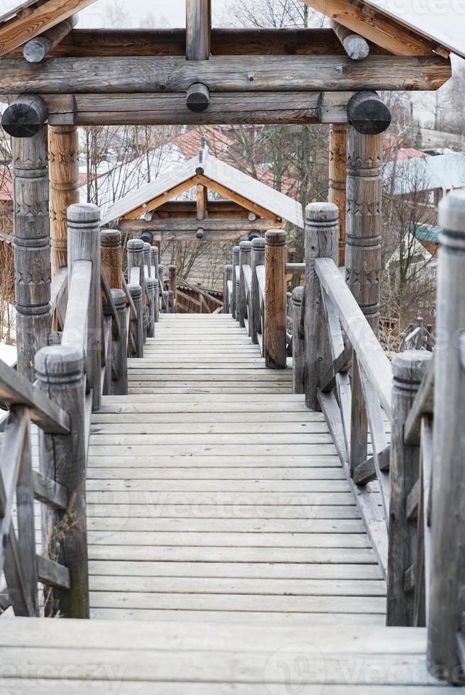 eine Holztreppe mit Dach. foto