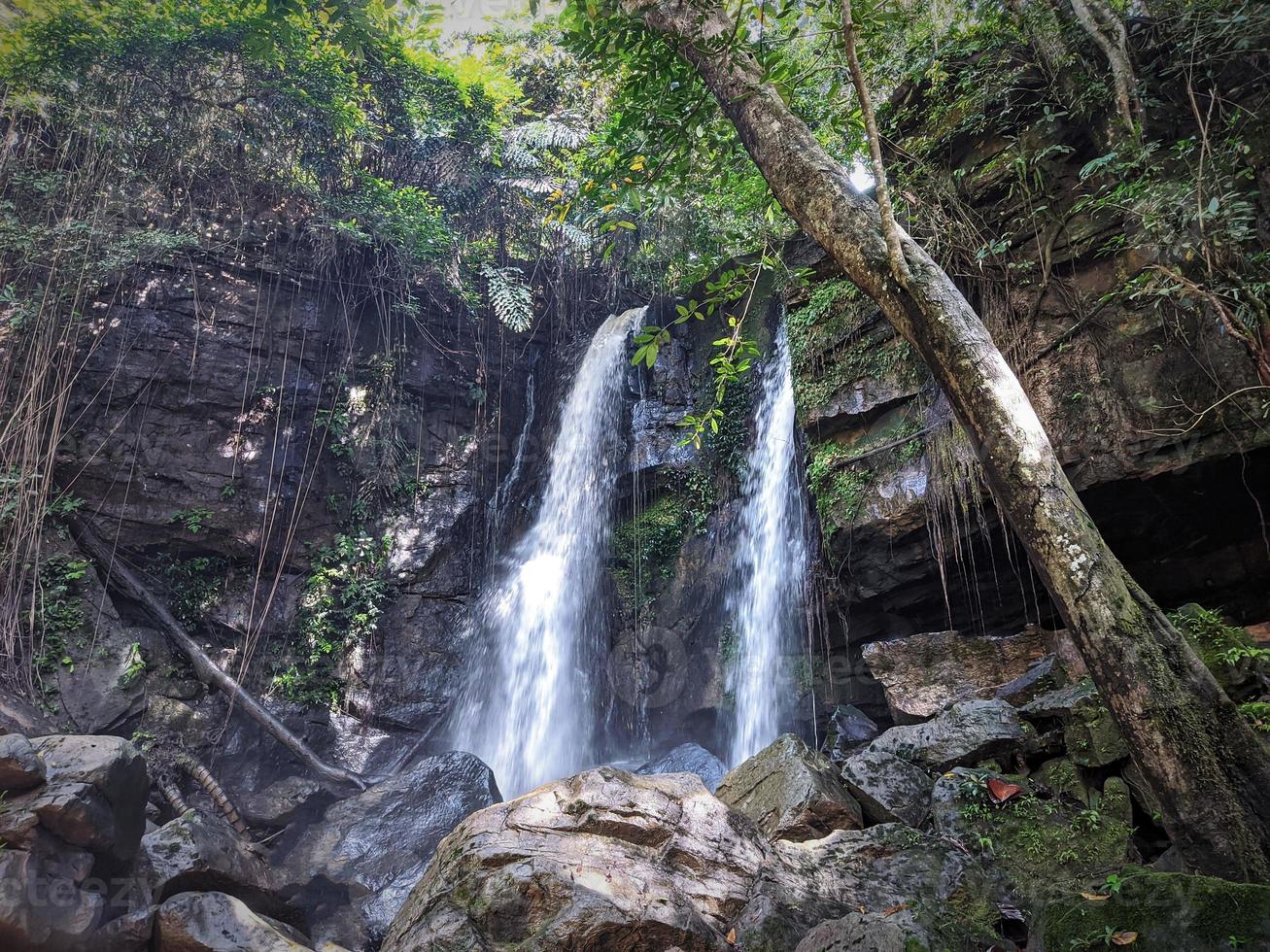 Kotabangun Wasserfalltour im Dschungel von Kalimantan, Indonesien foto