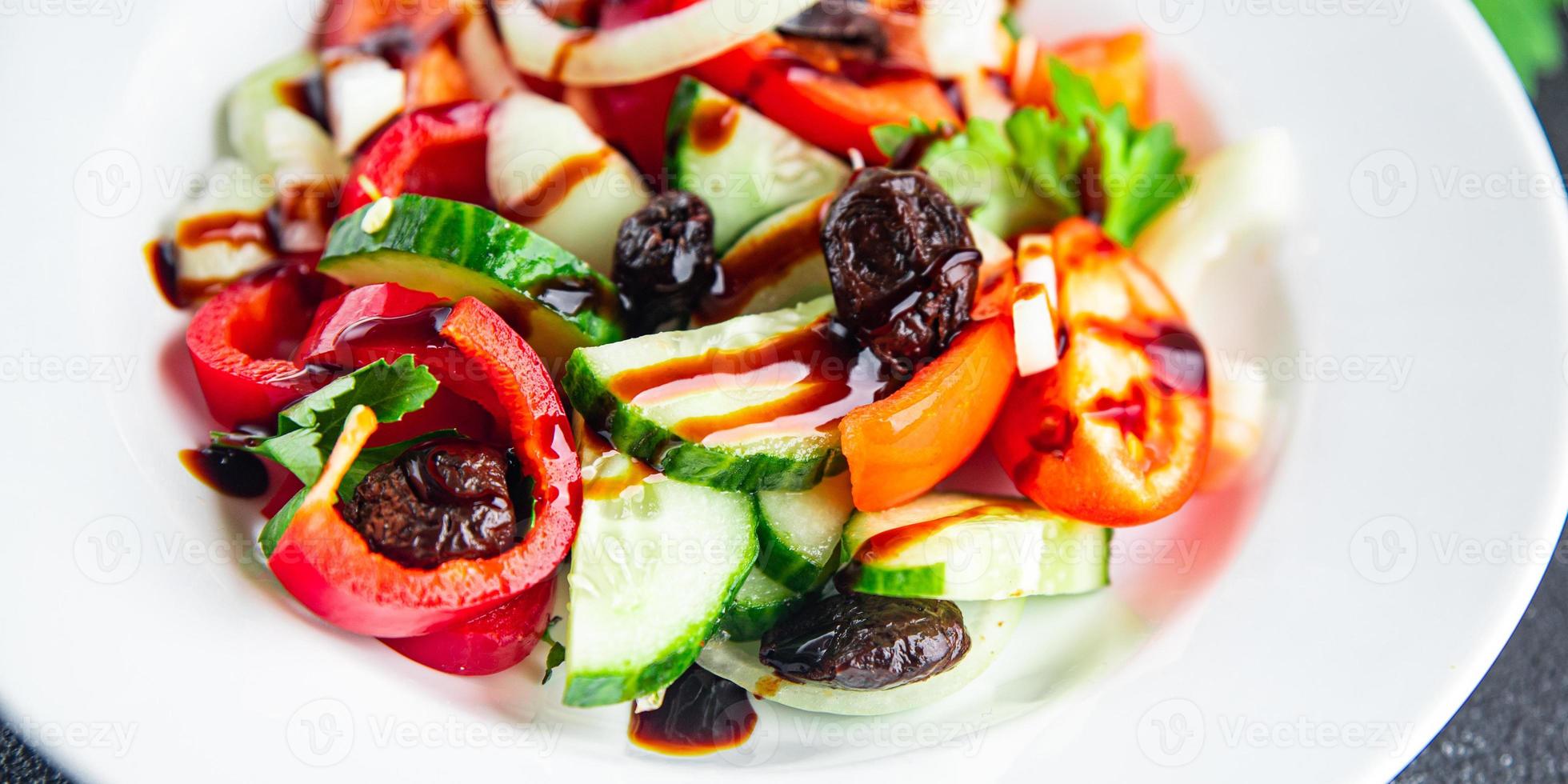 salat getrocknete oliven und gemüse a la griechischer salat gesunde mahlzeit foto