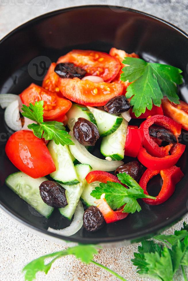 salat getrocknete oliven und gemüse a la griechischer salat gesunde mahlzeit foto