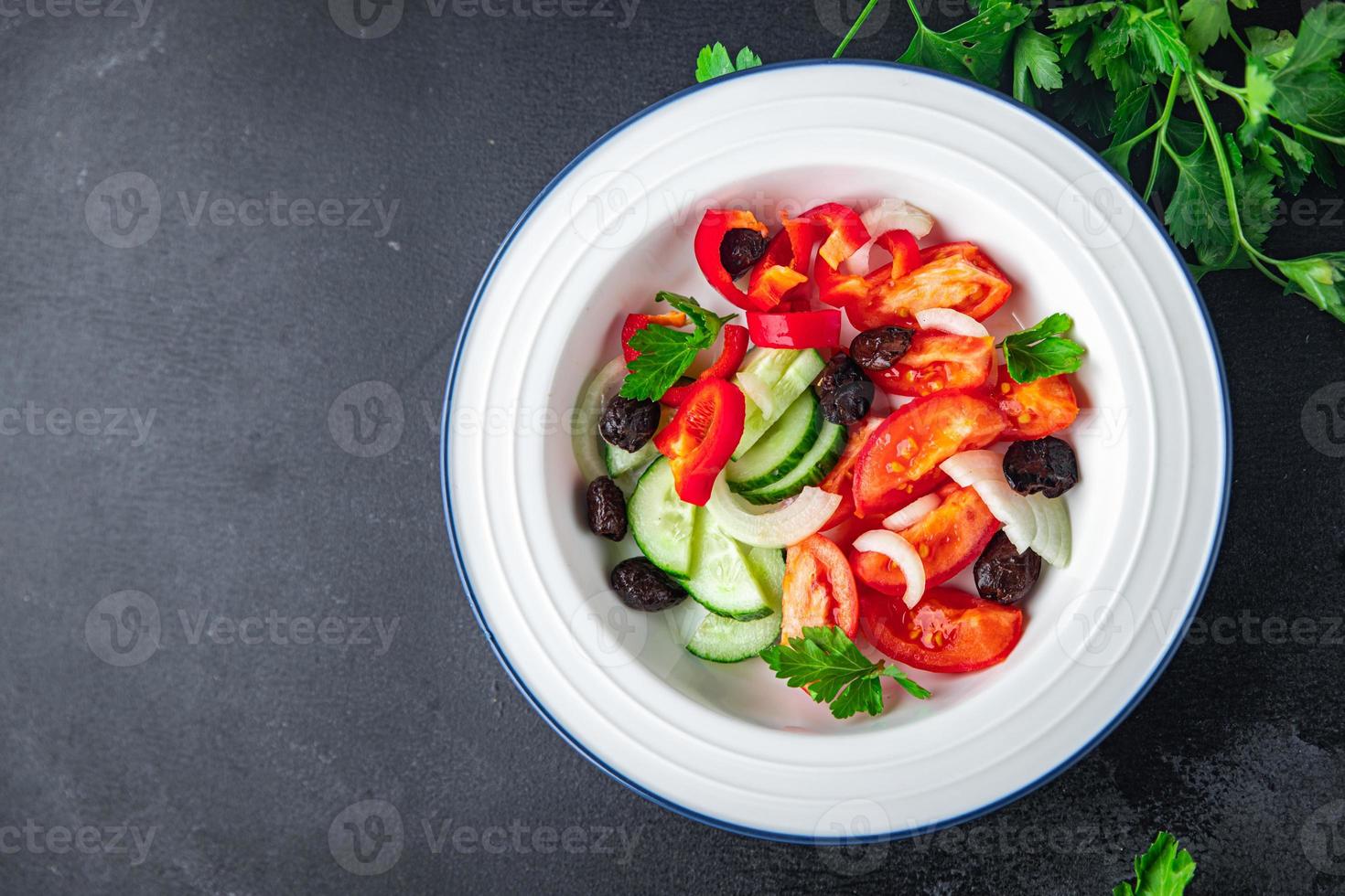 salat getrocknete oliven und gemüse a la griechischer salat gesunde mahlzeit foto