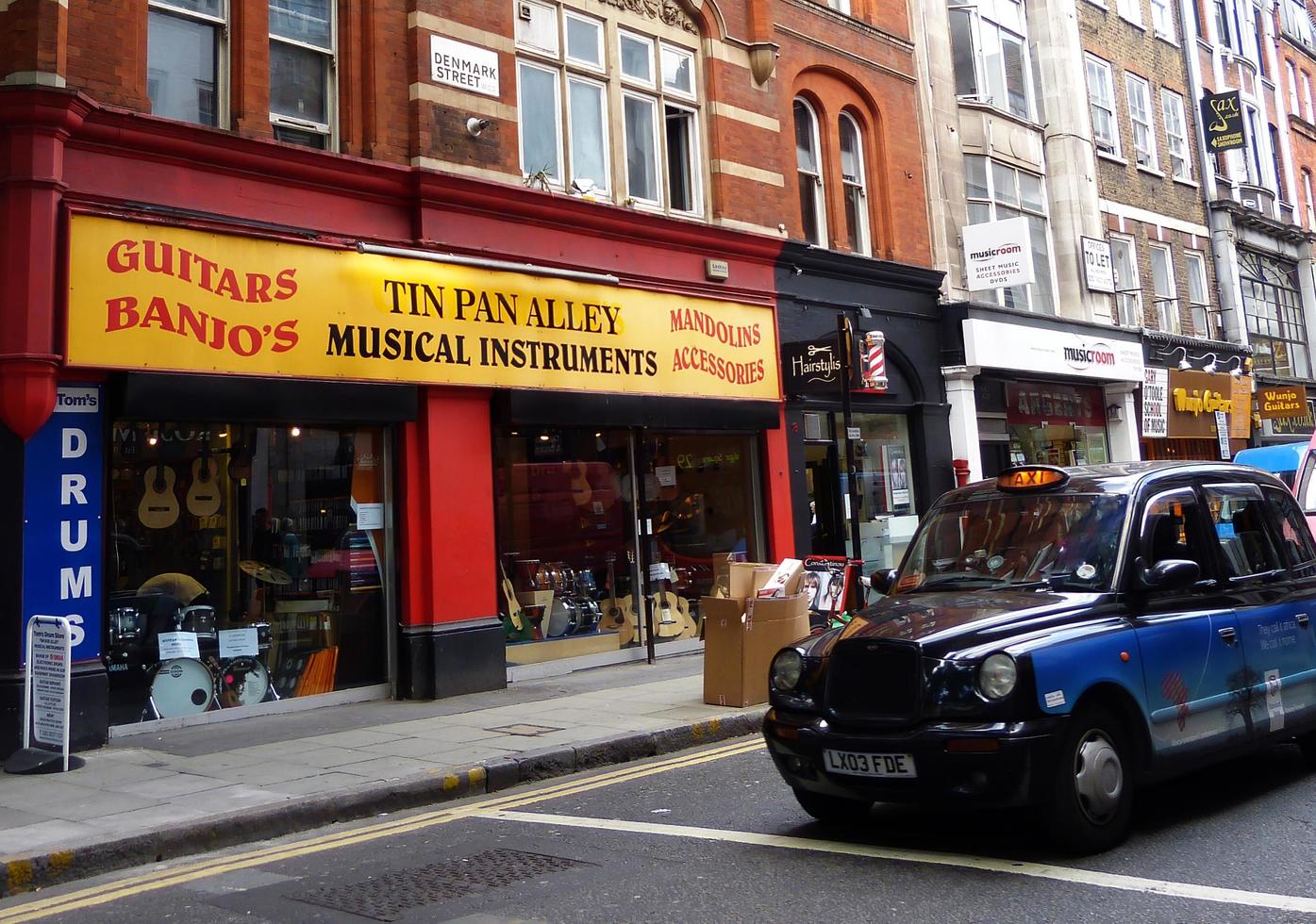 London, England, 2014, Dänemark-Straße in London. Die Denmark Street ist berühmt für seine Musikinstrumentenläden. foto