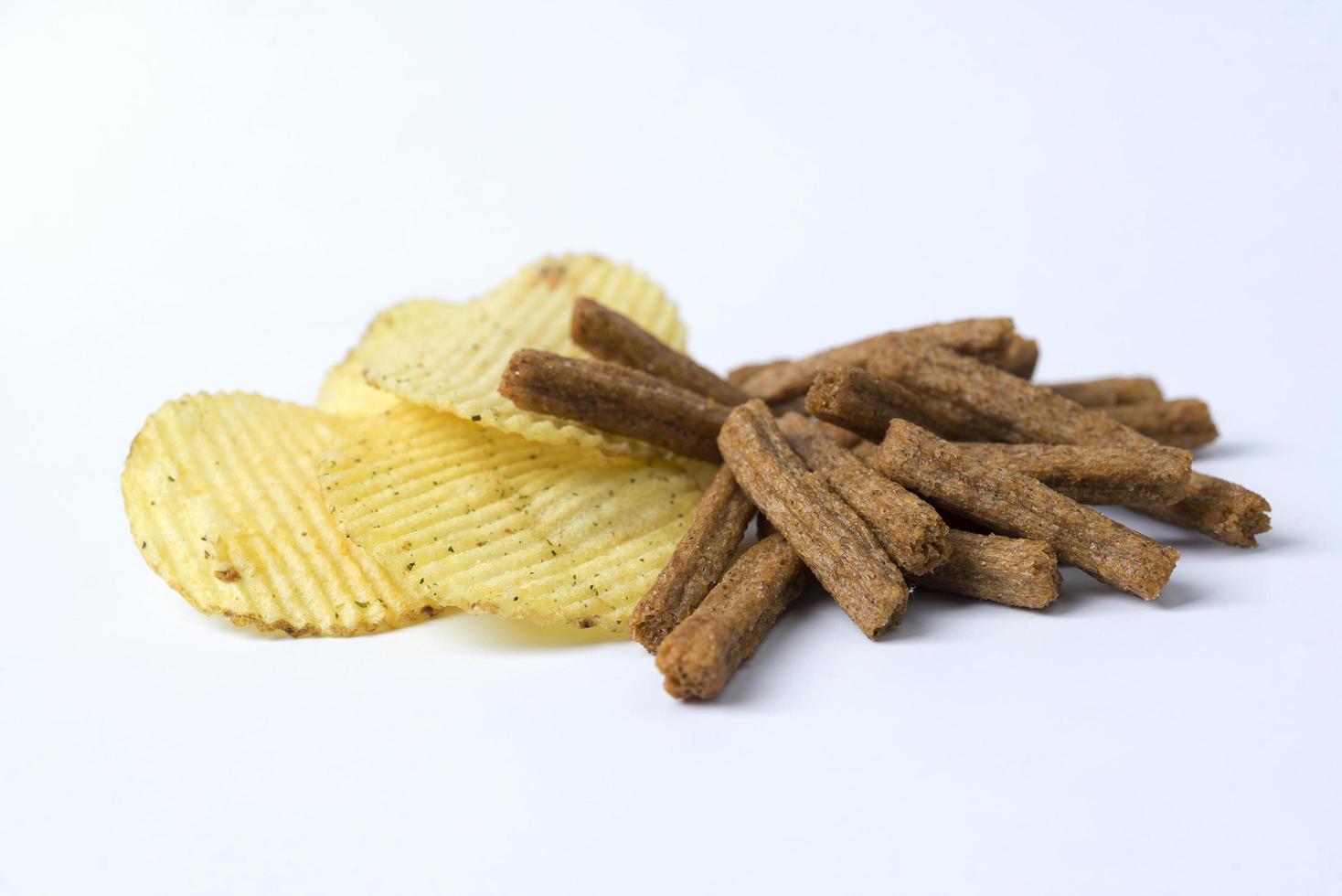 Chips und Cracker auf weißem Hintergrund. foto