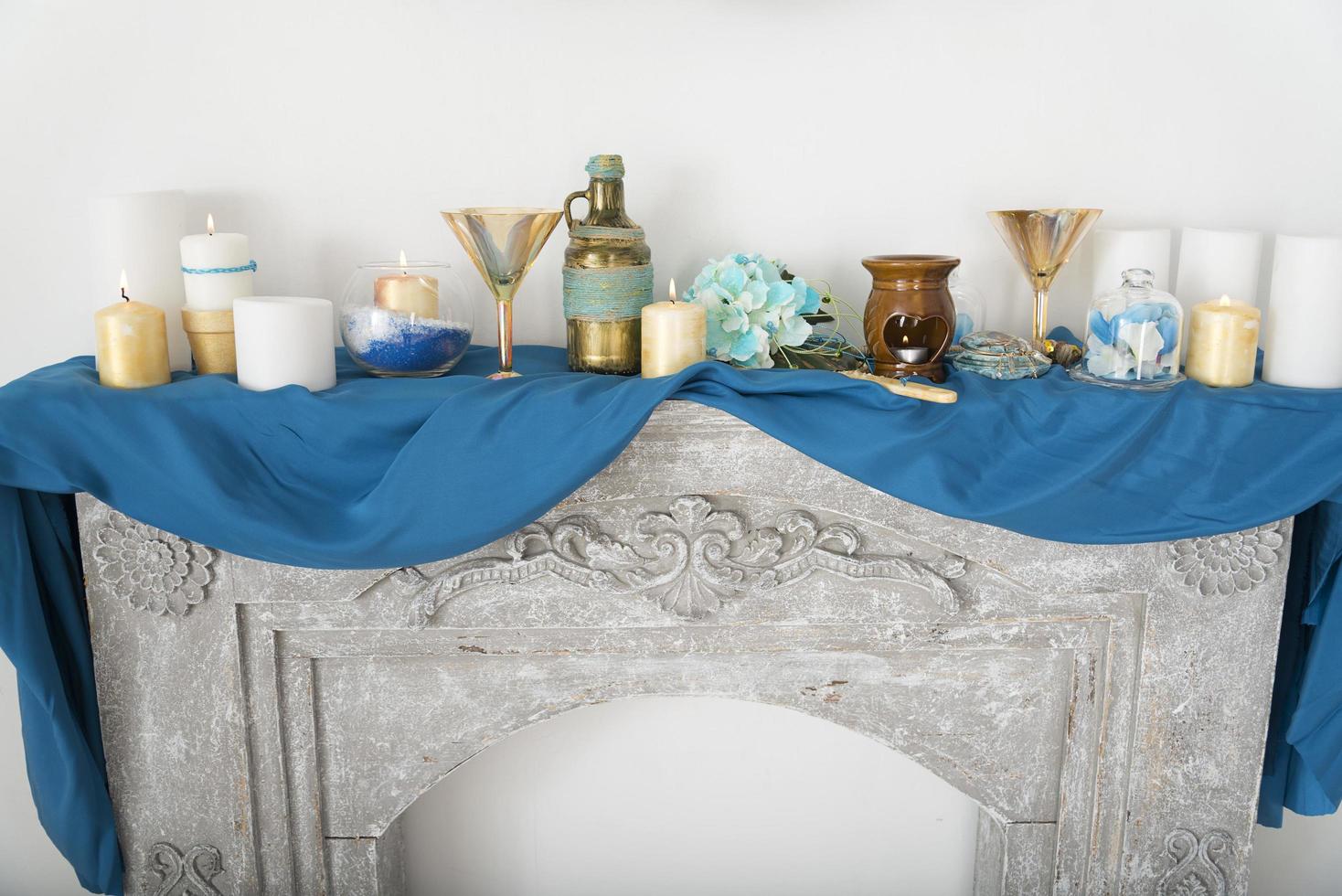 eine Kerze, ein Spiegel auf einem blauen Tuch. foto
