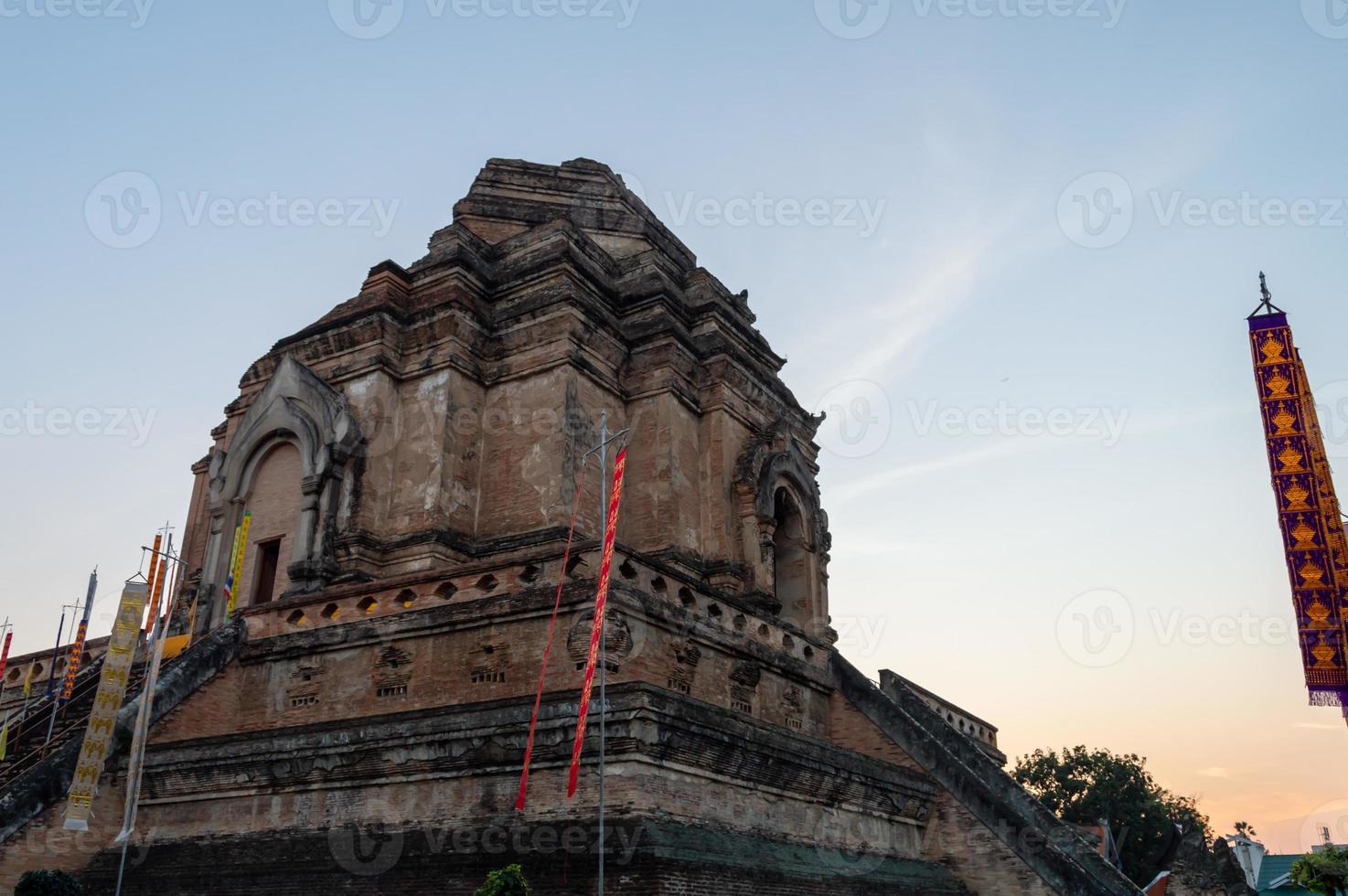 Wat Chedi Luang Tempel, der während der Regierungszeit von Phaya Saen Mueang König Rama Vii der Mangrai-Dynastie erbaut wurde, wird angenommen, dass dieser Tempel zwischen 1928 und 1945 gebaut werden sollte. foto