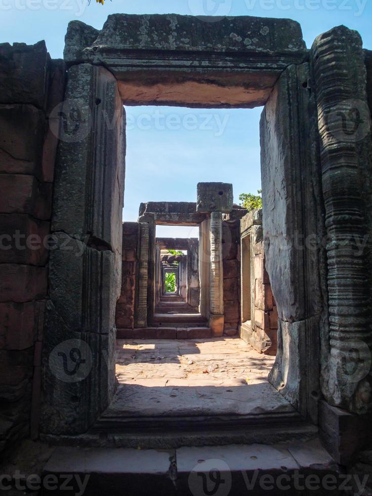 phimai historischer parkphimai nach der traditionellen kunst der khmer gebaut. phimai prasat hin begann wahrscheinlich während der Regierungszeit von König Suryavarman 1 im 16. Jahrhundert buddhistischer Tempel zu bauen. foto