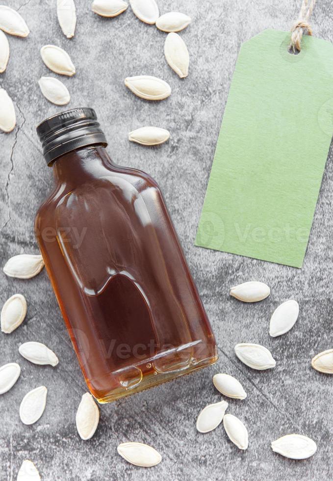 Flasche mit Kürbiskernöl foto