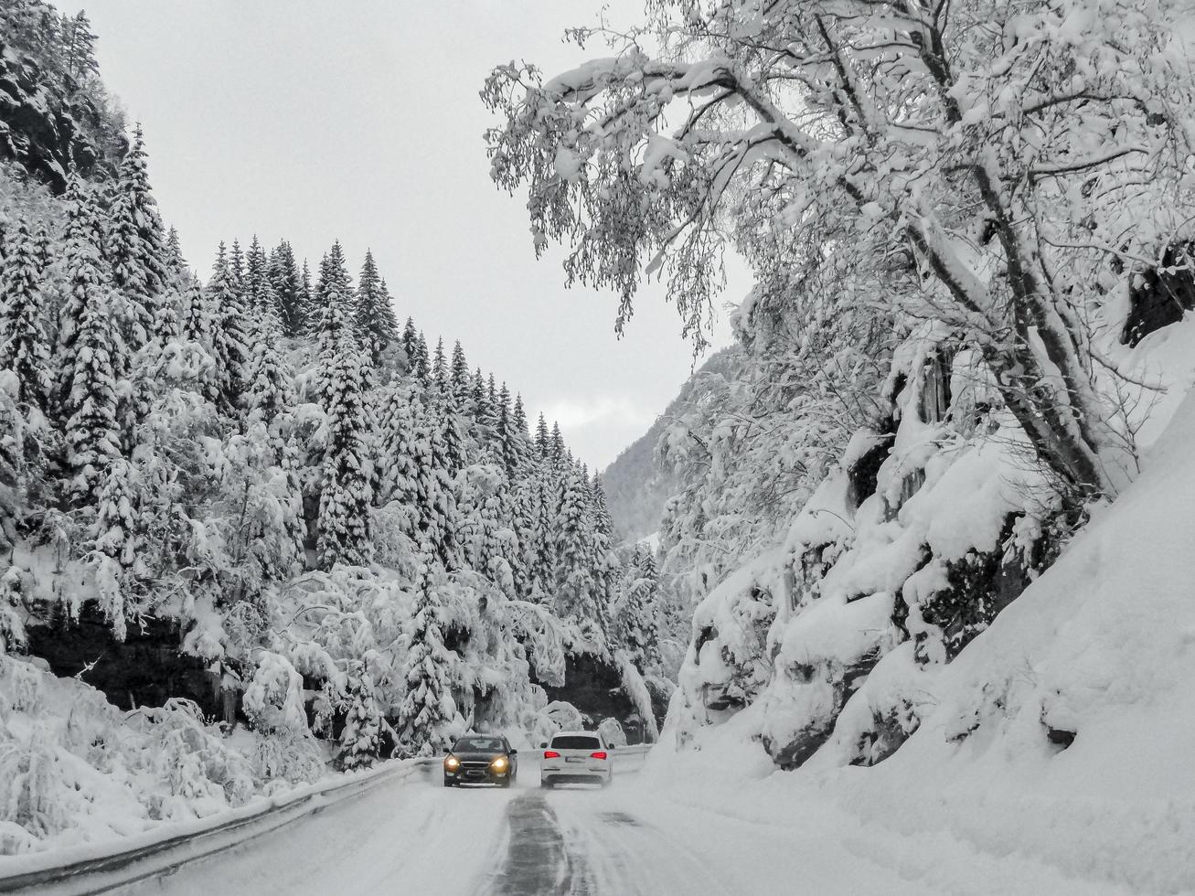 Fahren durch verschneite Straße und Landschaft in Norwegen. foto