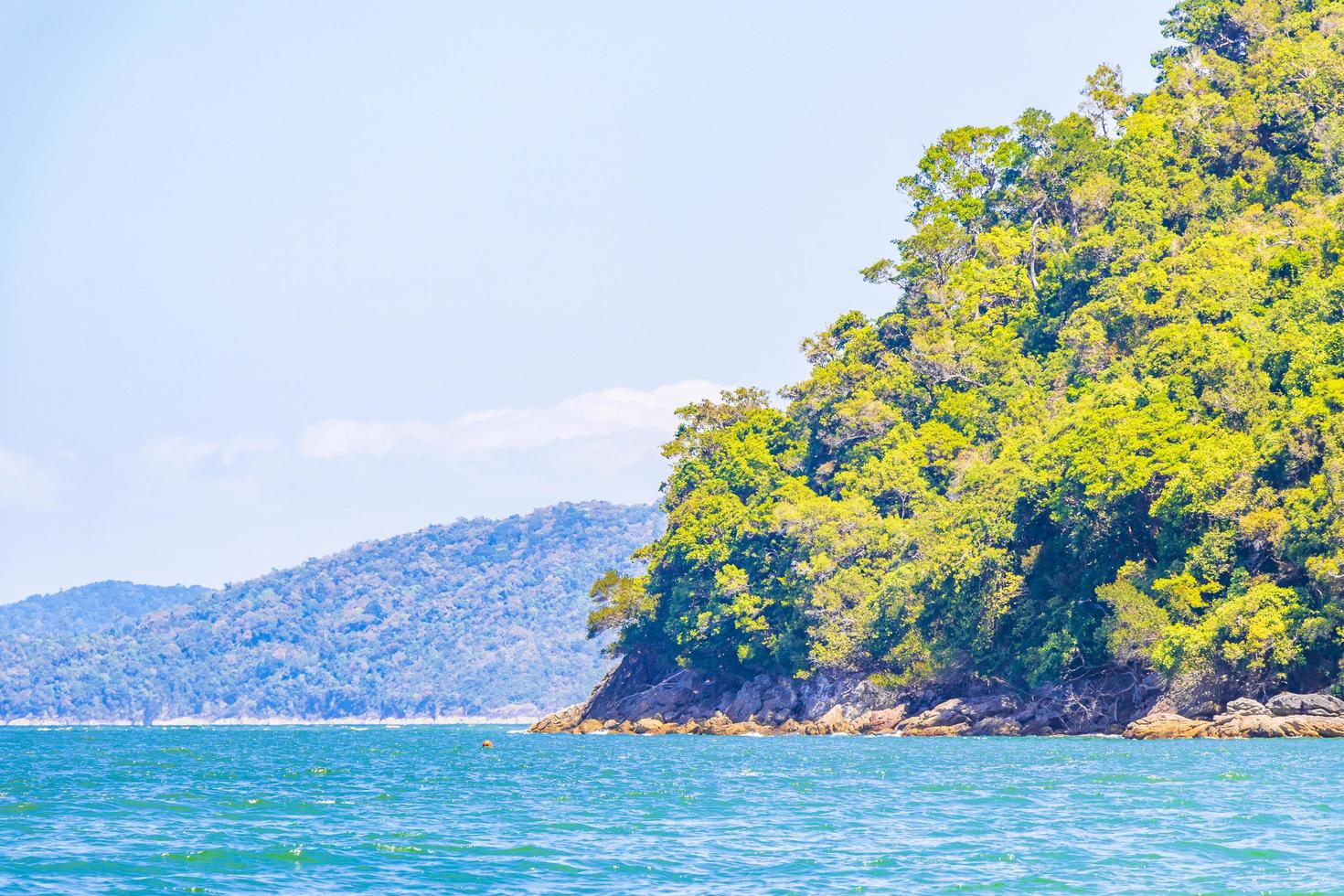 tropisches paradies aow kwang peeb strand koh phayam insel thailand. foto