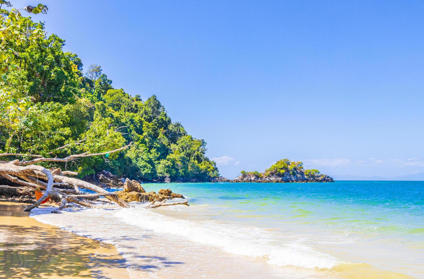 tropisches paradies aow kwang peeb strand koh phayam insel thailand. foto