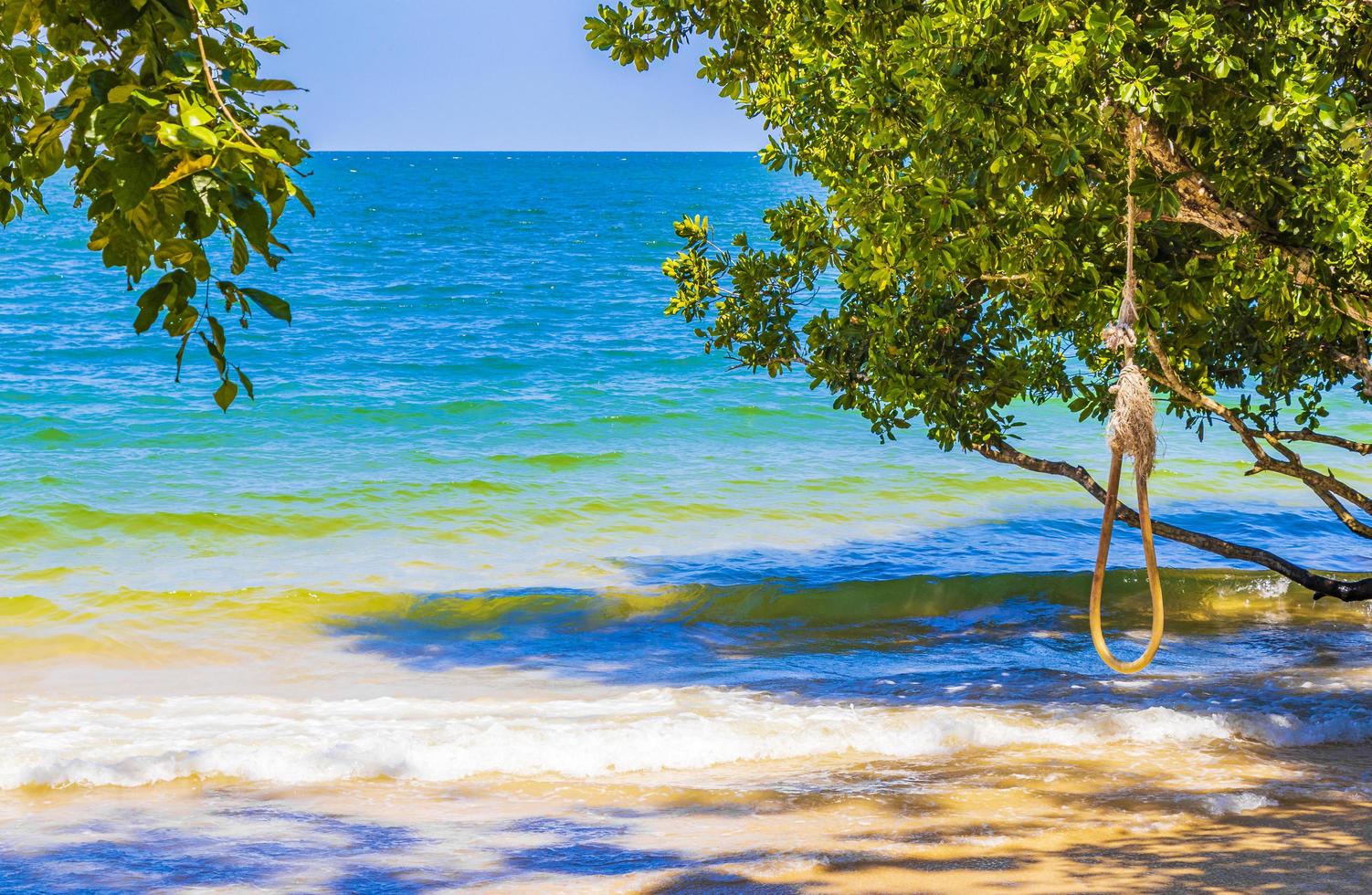 tropisches paradies aow kwang peeb strand koh phayam insel thailand. foto