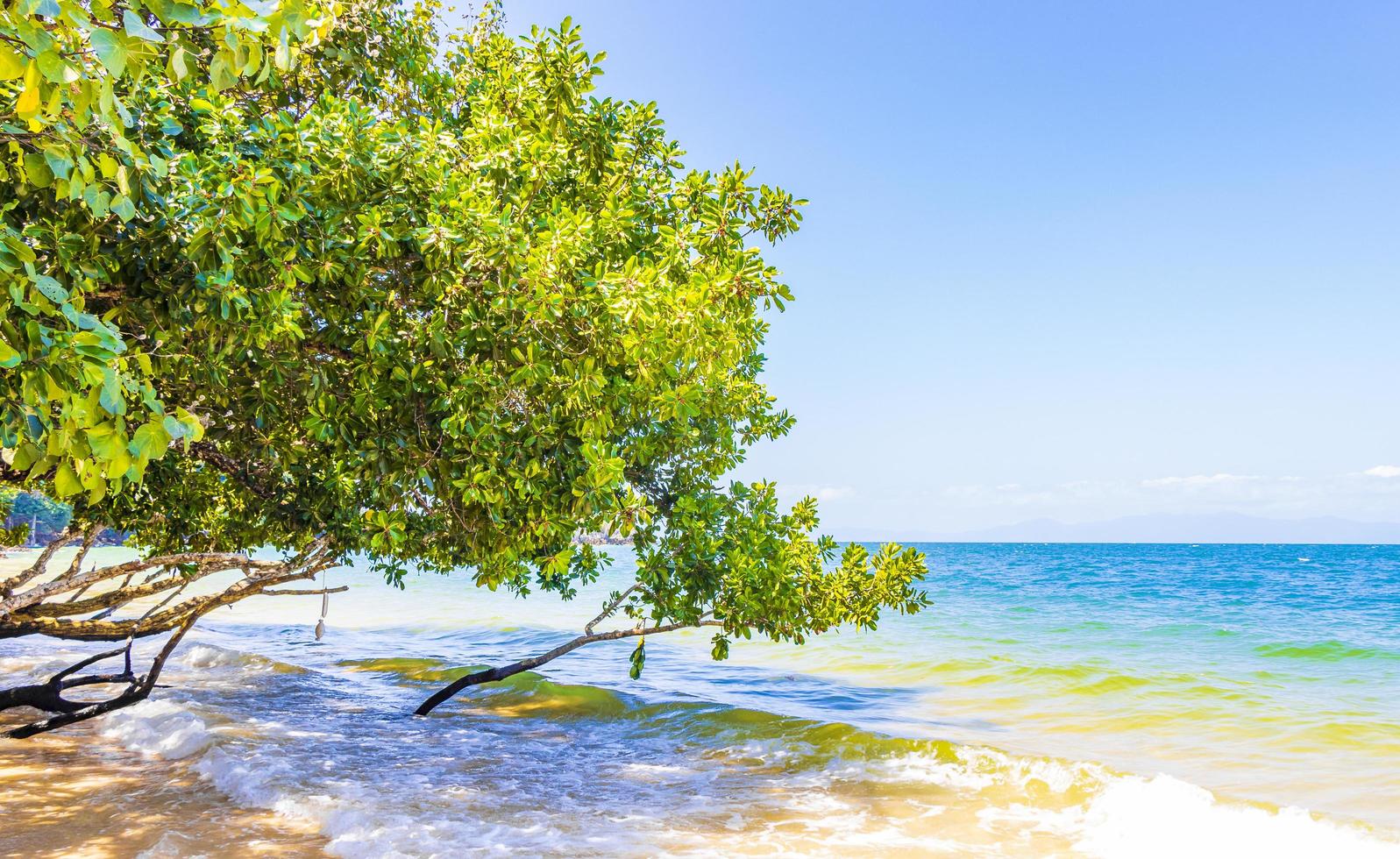 tropisches paradies aow kwang peeb strand koh phayam insel thailand. foto