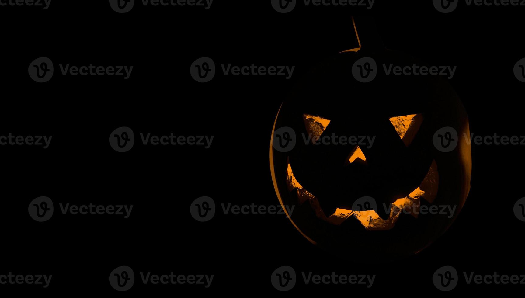 Kürbis für Halloween leuchtendes Dämonengesicht im Dunkeln. gruseliges Halloween-Kürbisgesicht foto