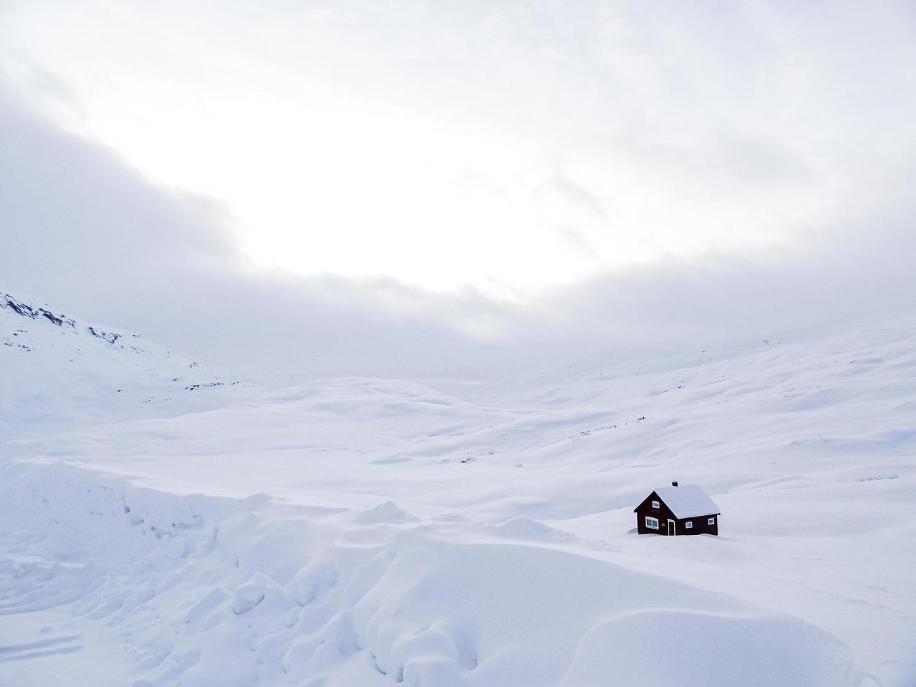 verschneite einsame Haushütte, weiße Winterlandschaft, Norwegen. foto