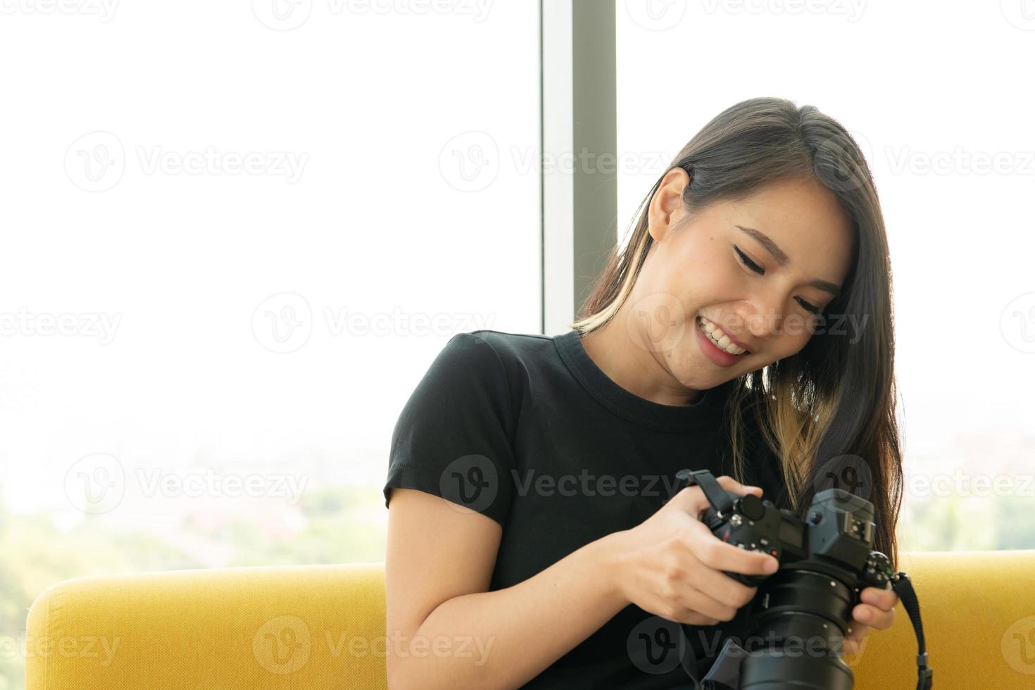 Eine Yogalehrerin entspannt sich mit Yoga-Haltungen und sitzt auf dem Sofa, um das Bild in der Kamera zu betrachten. während sie darauf warten, dass die Schüler am Unterricht teilnehmen. foto