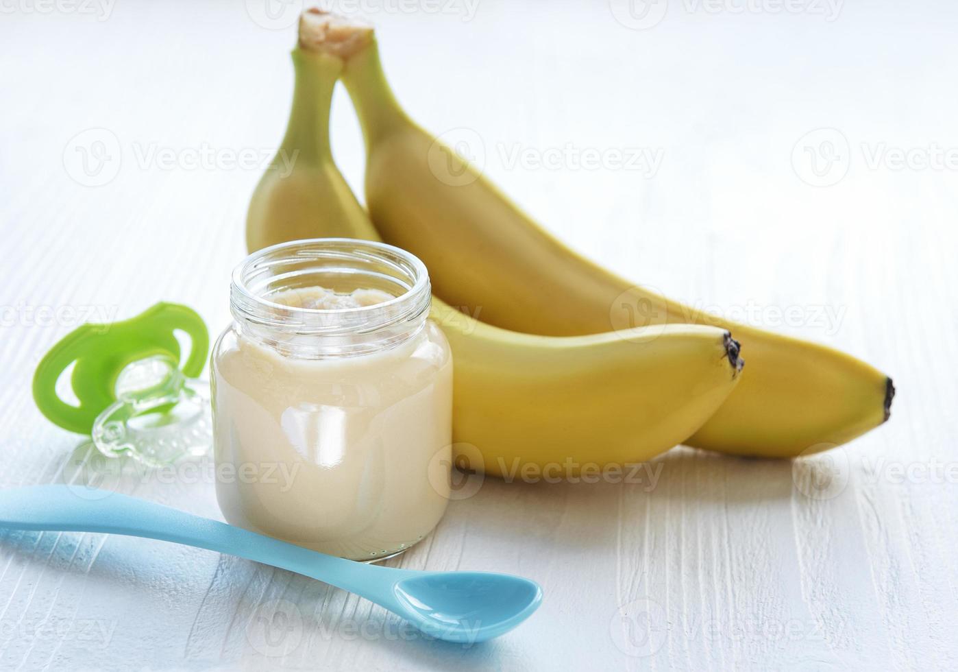 Glas Bananenpüree und Bananen foto