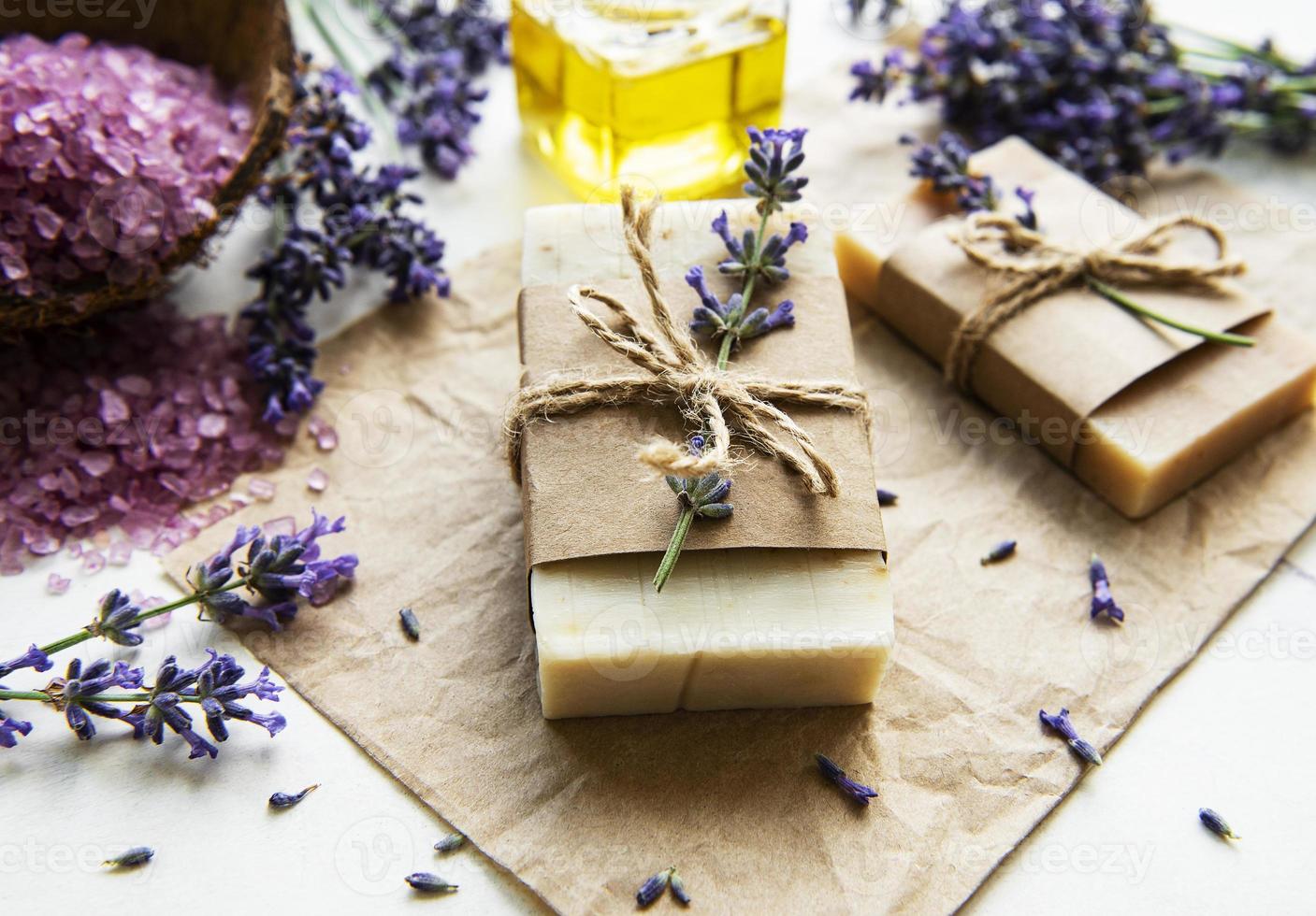 natürliche Bio-Spa-Kosmetik mit Lavendel. foto