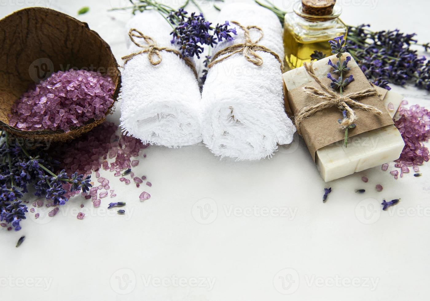 natürliche Bio-Spa-Kosmetik mit Lavendel. foto