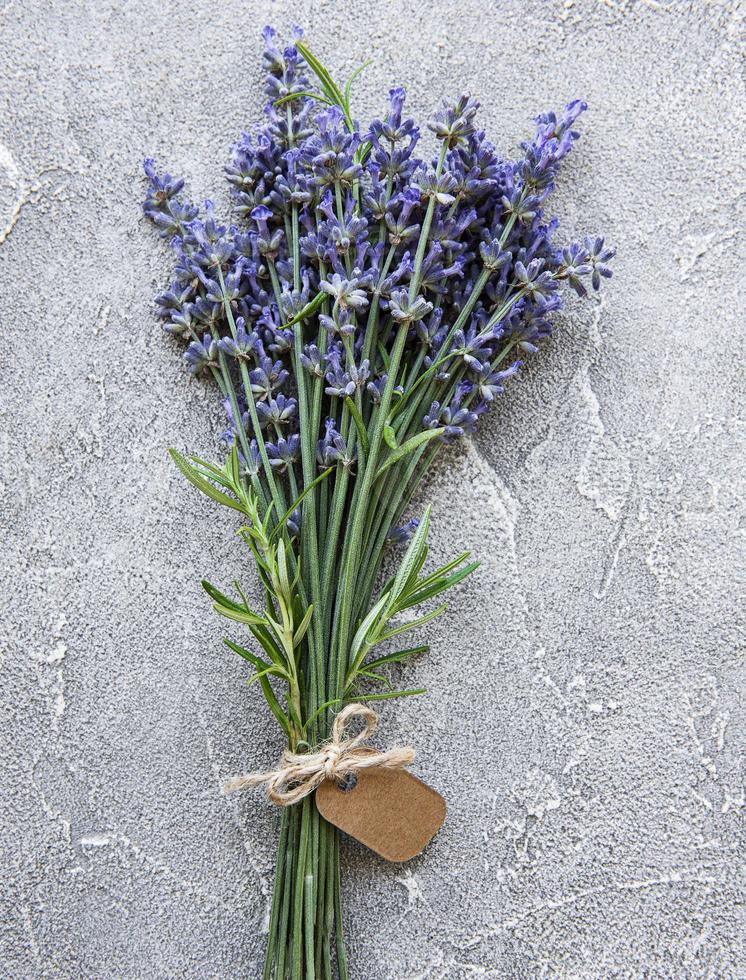 Draufsicht auf ein Bündel frischer Lavendelblüten mit leerem Etikett foto