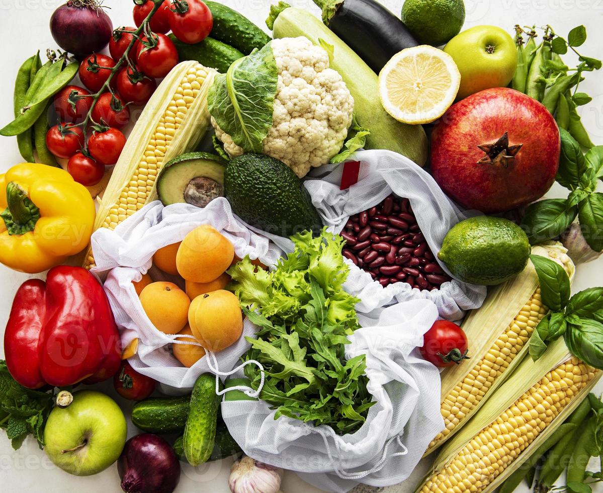 eine Vielzahl von Bio-Obst und Gemüse foto