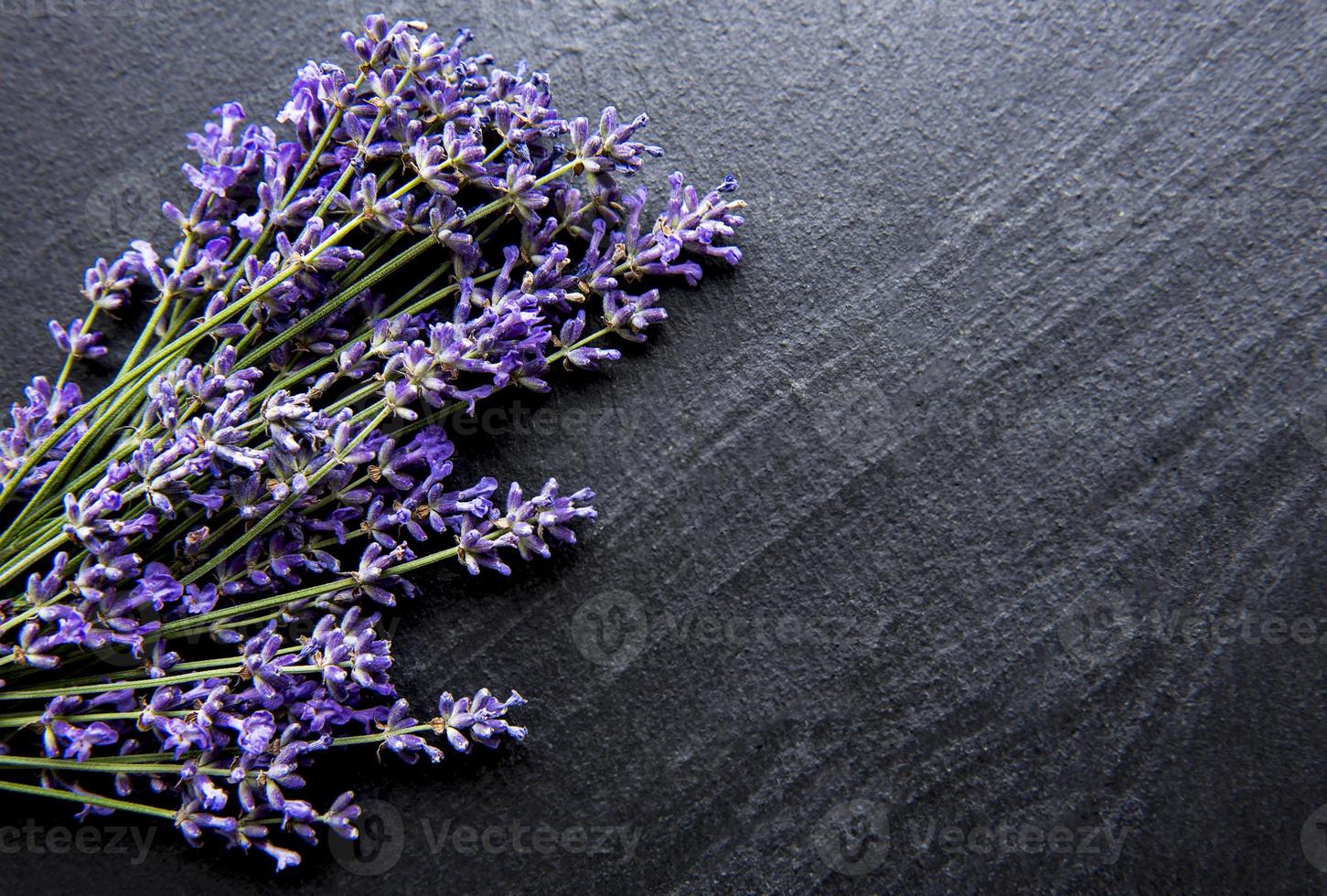 frische blumen von lavendelstrauß, draufsicht auf schwarzem betonhintergrund foto