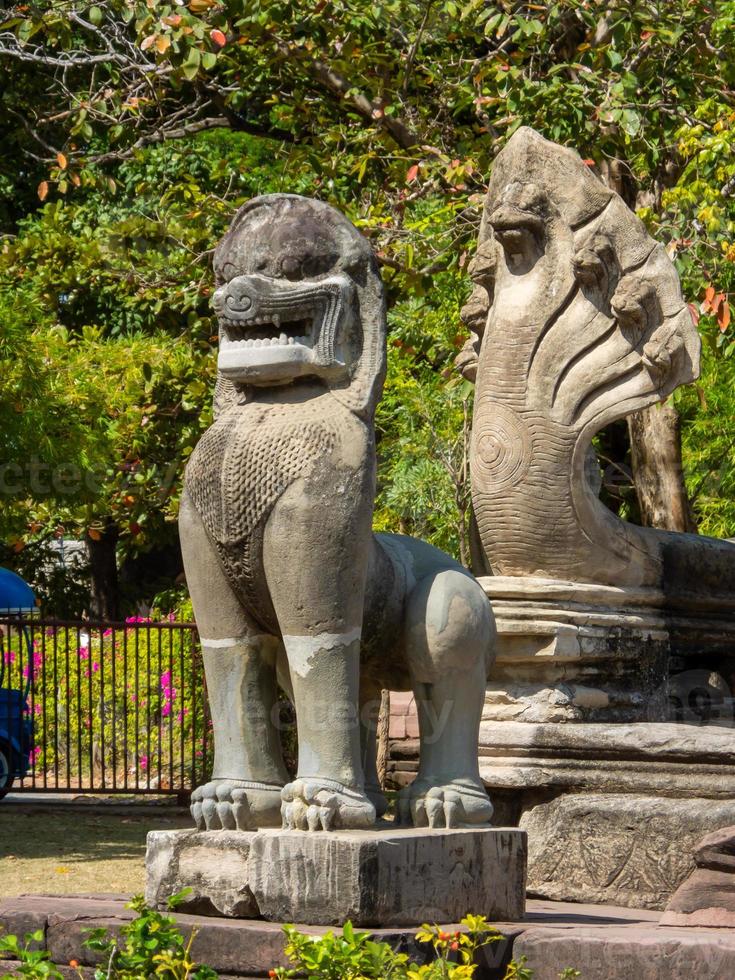 phimai historischer parkphimai nach der traditionellen kunst der khmer gebaut. phimai prasat hin begann wahrscheinlich während der Regierungszeit von König Suryavarman 1 im 16. Jahrhundert buddhistischer Tempel zu bauen. foto