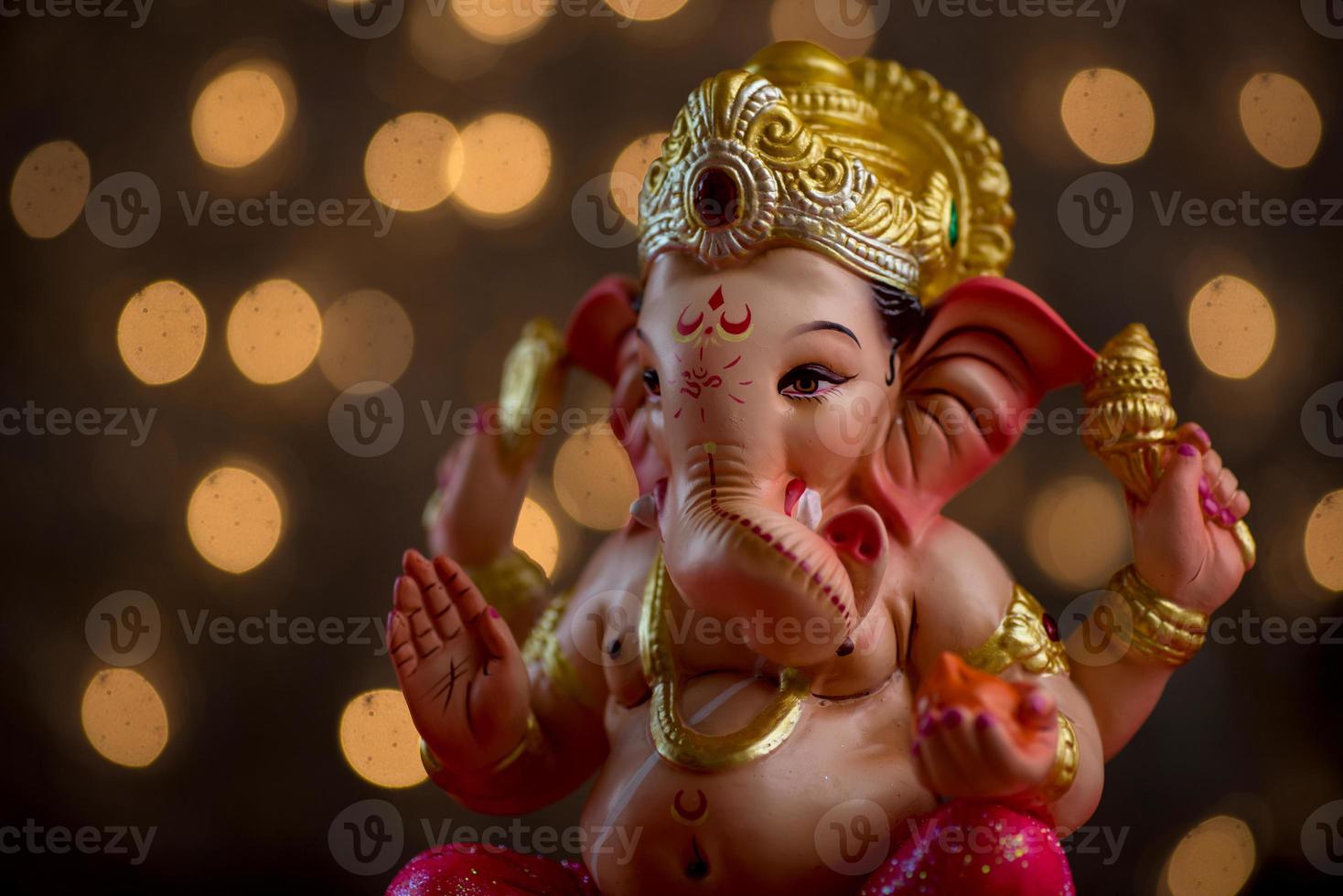 Hindu-Gott Ganesha auf unscharfem Bokeh-Hintergrund, Ganesha-Idol. foto