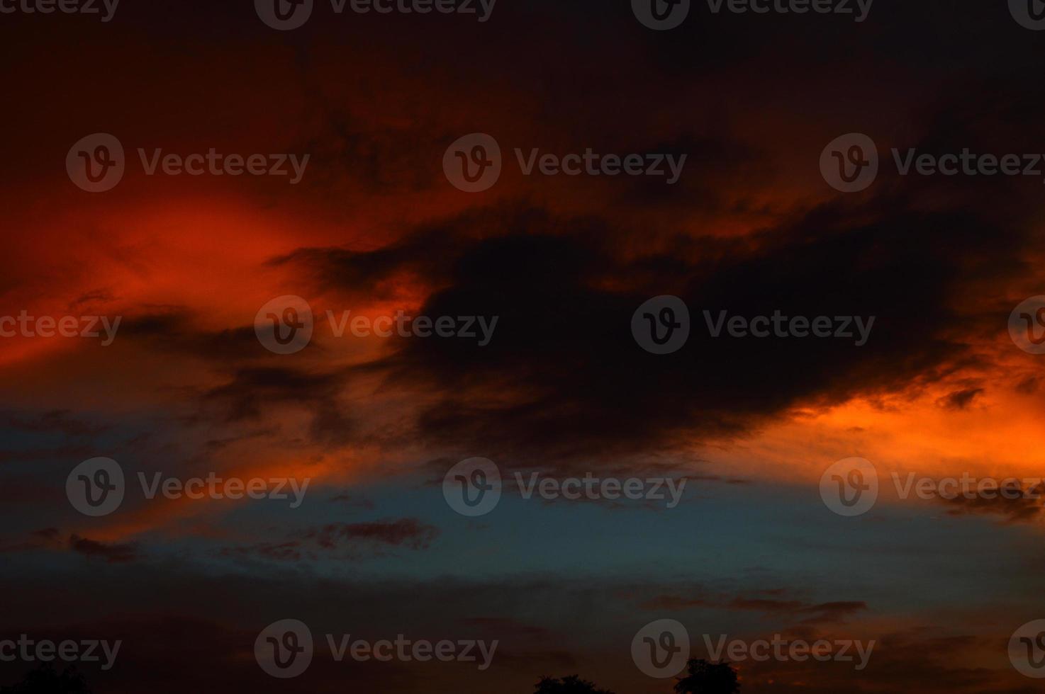 schöner Sonnenunterganghimmel mit Wolken. abstrakter Himmel. foto