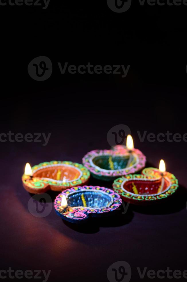 Bunte Diya-Laternenlampen aus Ton, die während der Diwali-Feier beleuchtet wurden. Grußkartendesign indisches hinduistisches Lichtfestival namens Diwali. foto