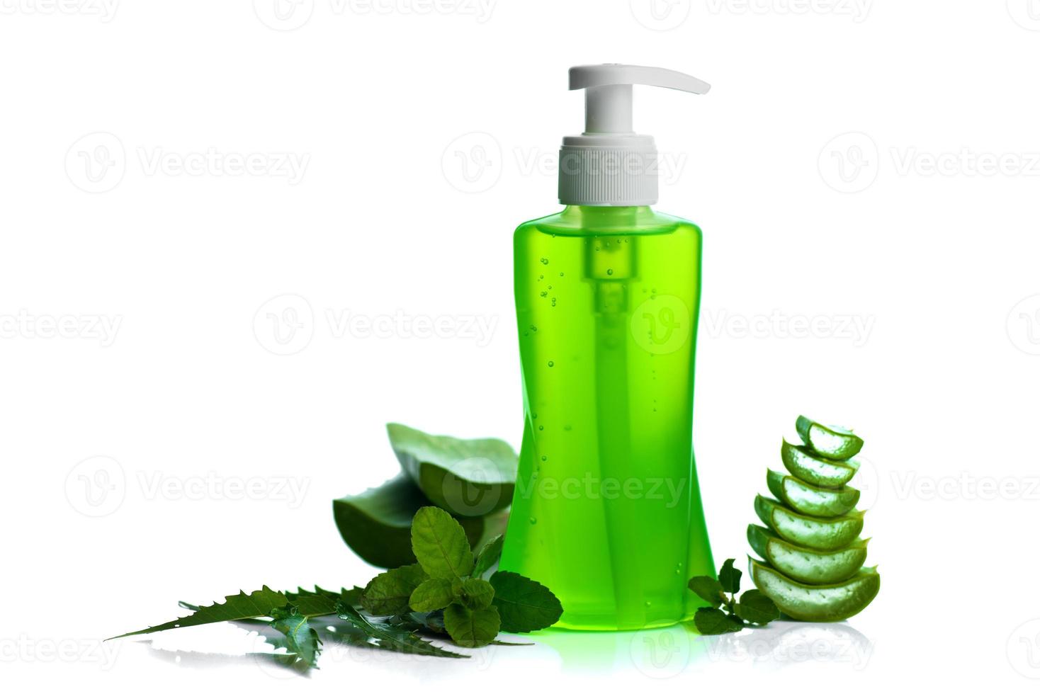 Flasche Flüssigseife oder Creme oder Gesichtswaschspender mit Aloe Vera, Neem und Basilikumblatt isoliert auf weißem Hintergrund. foto