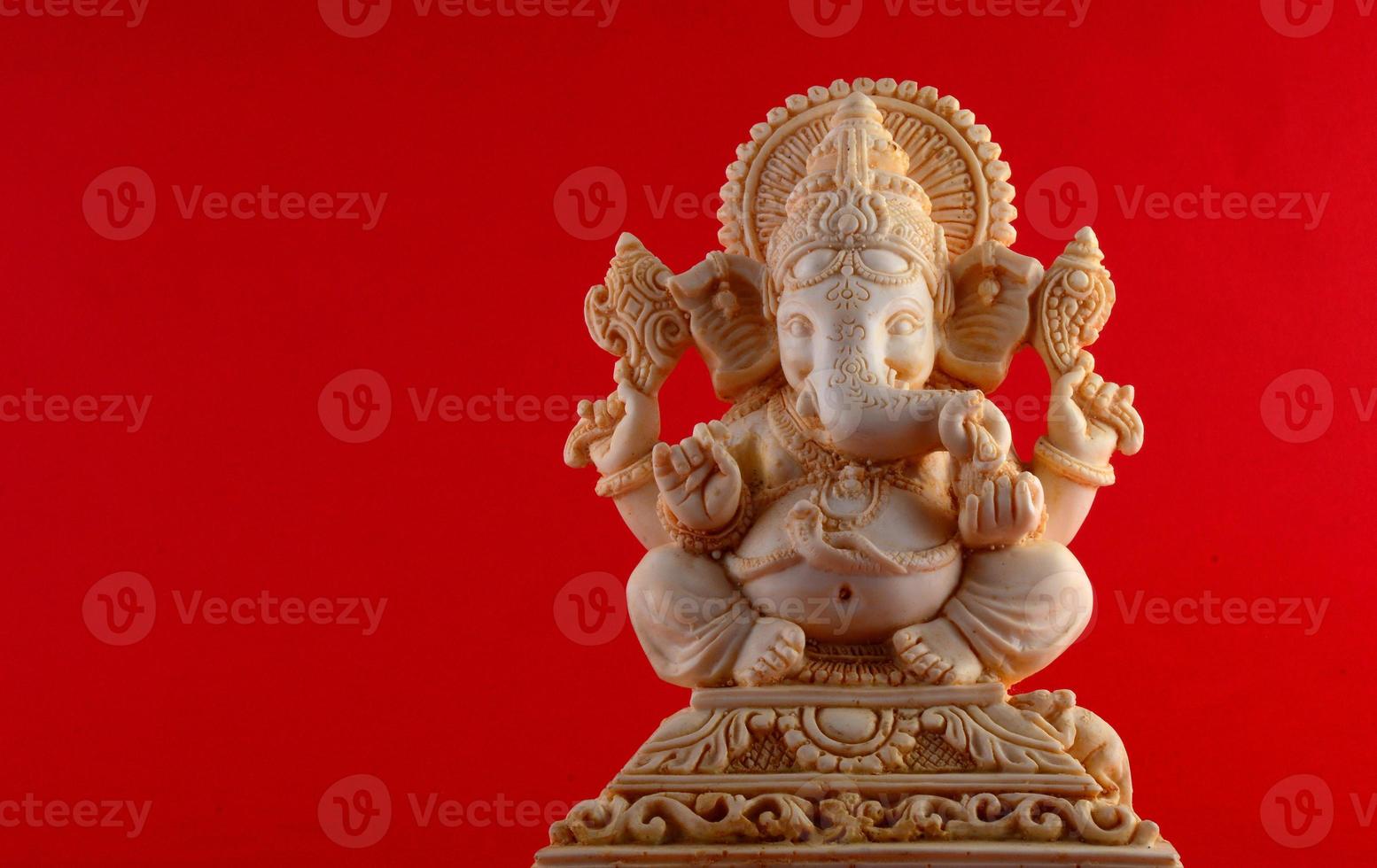 Hindu-Gott Ganesha. Ganesha-Idol auf rotem Hintergrund foto