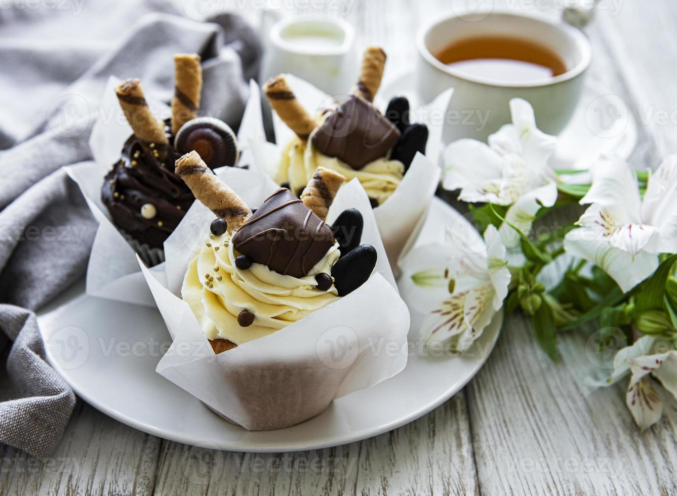 Schokoladen-Cupcakes und eine Tasse Tee foto