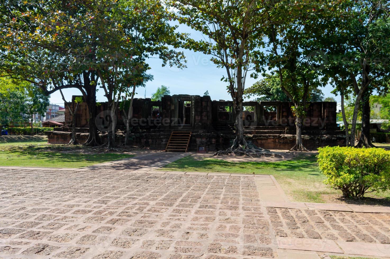 phimai historischer parkphimai nach der traditionellen kunst der khmer gebaut. phimai prasat hin begann wahrscheinlich während der Regierungszeit von König Suryavarman 1 im 16. Jahrhundert buddhistischer Tempel zu bauen. foto