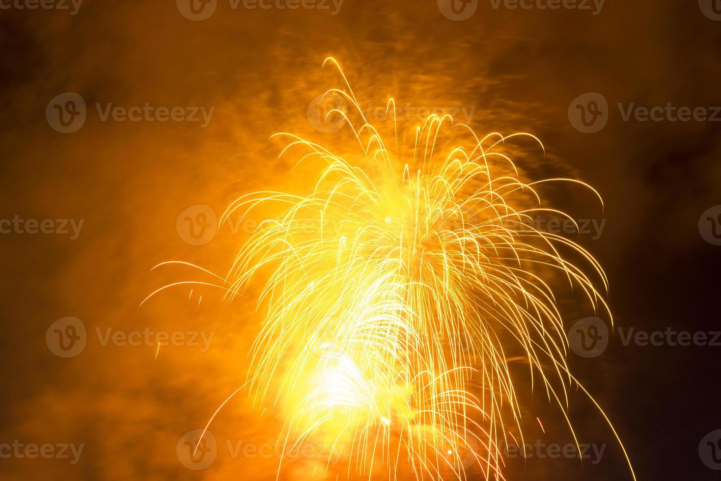 Feuerwerk am Nachthimmel. foto