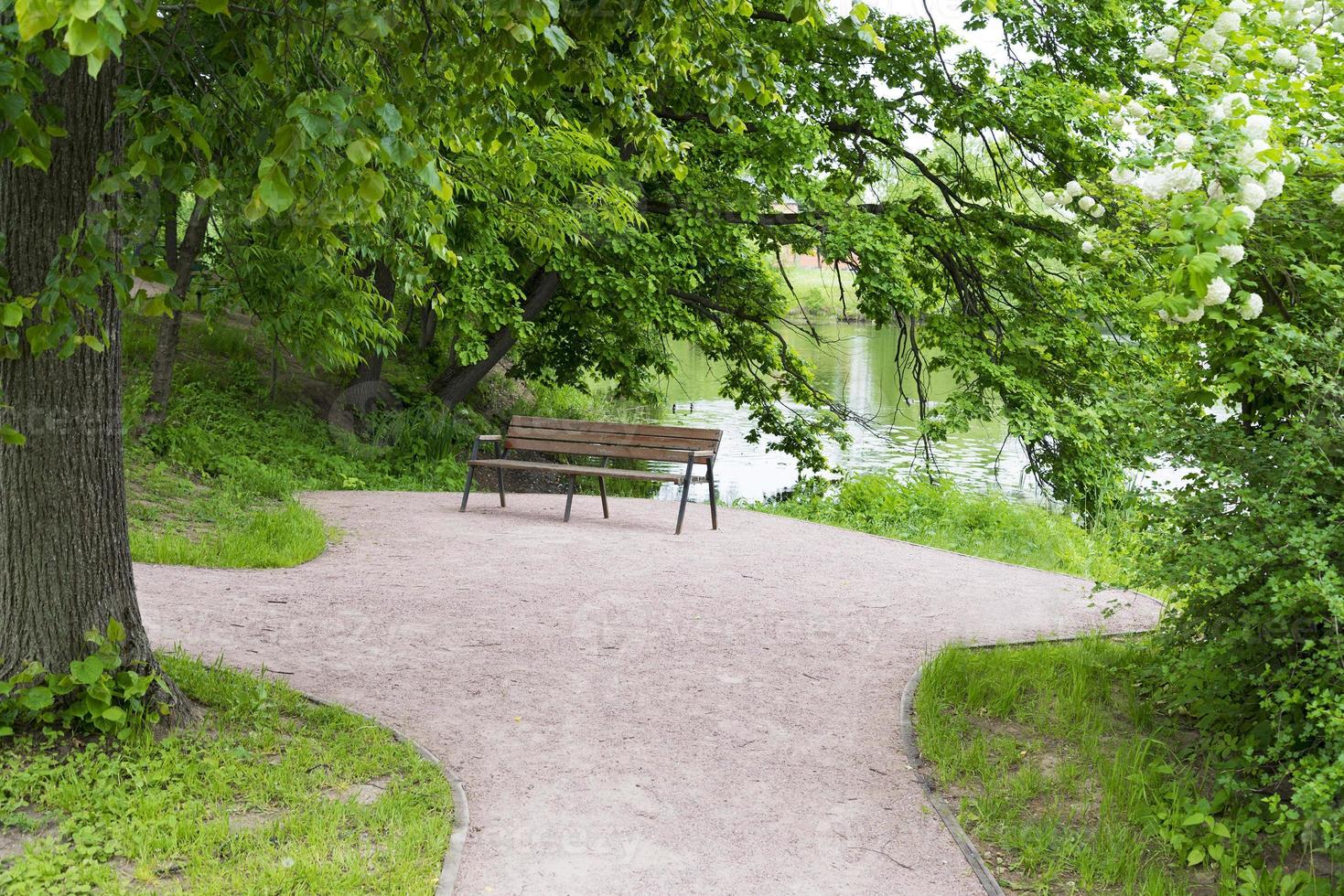 Bank an der Strecke und am Fluss. foto