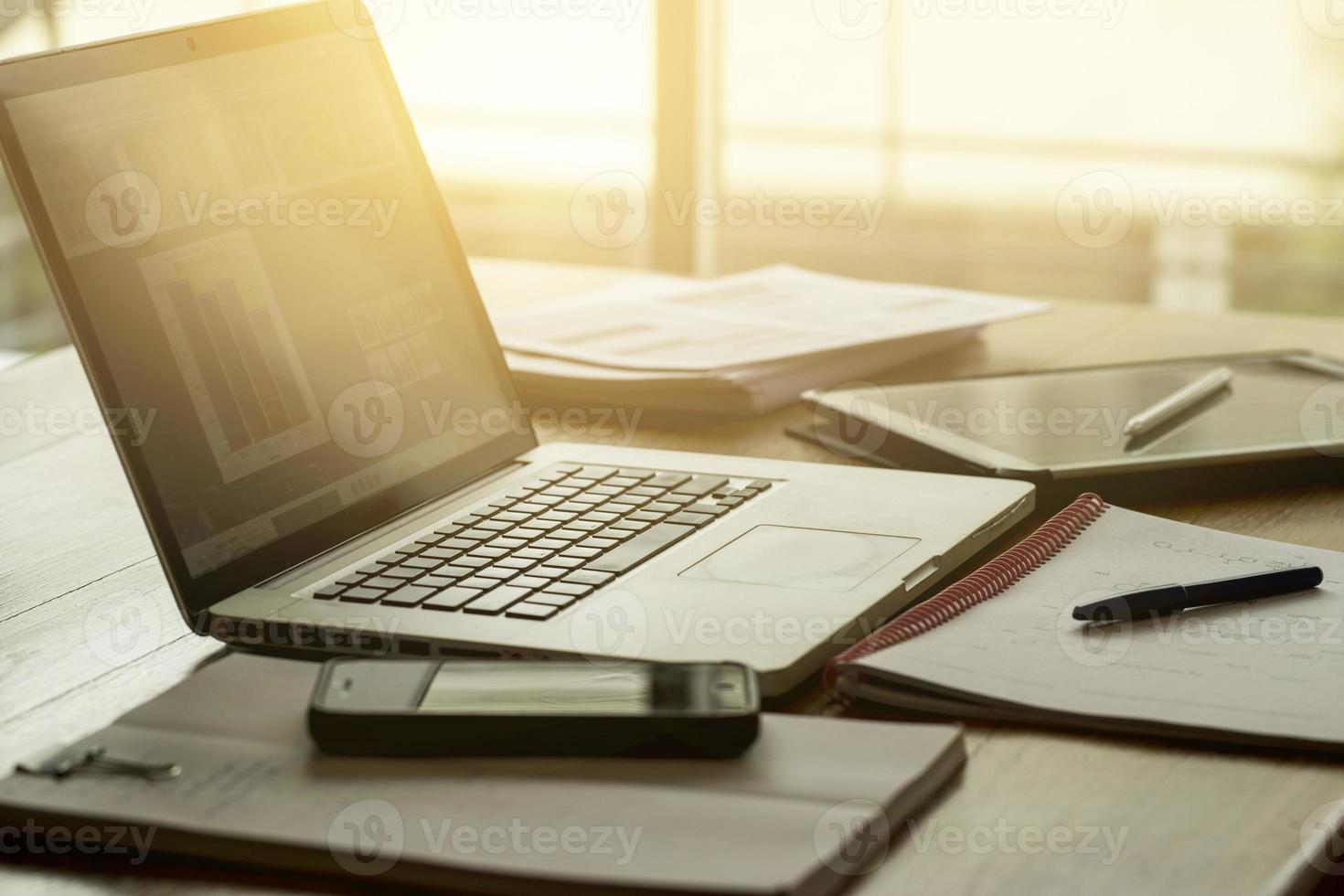 Laptop und Tablet auf dem Tisch foto