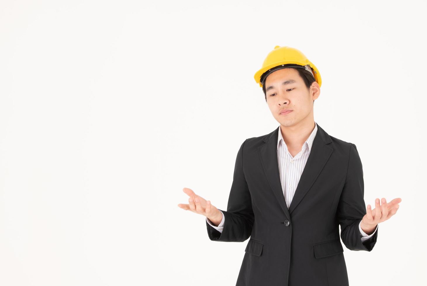 asiatischer männlicher Bauingenieur verfolgt den Baufortschritt foto