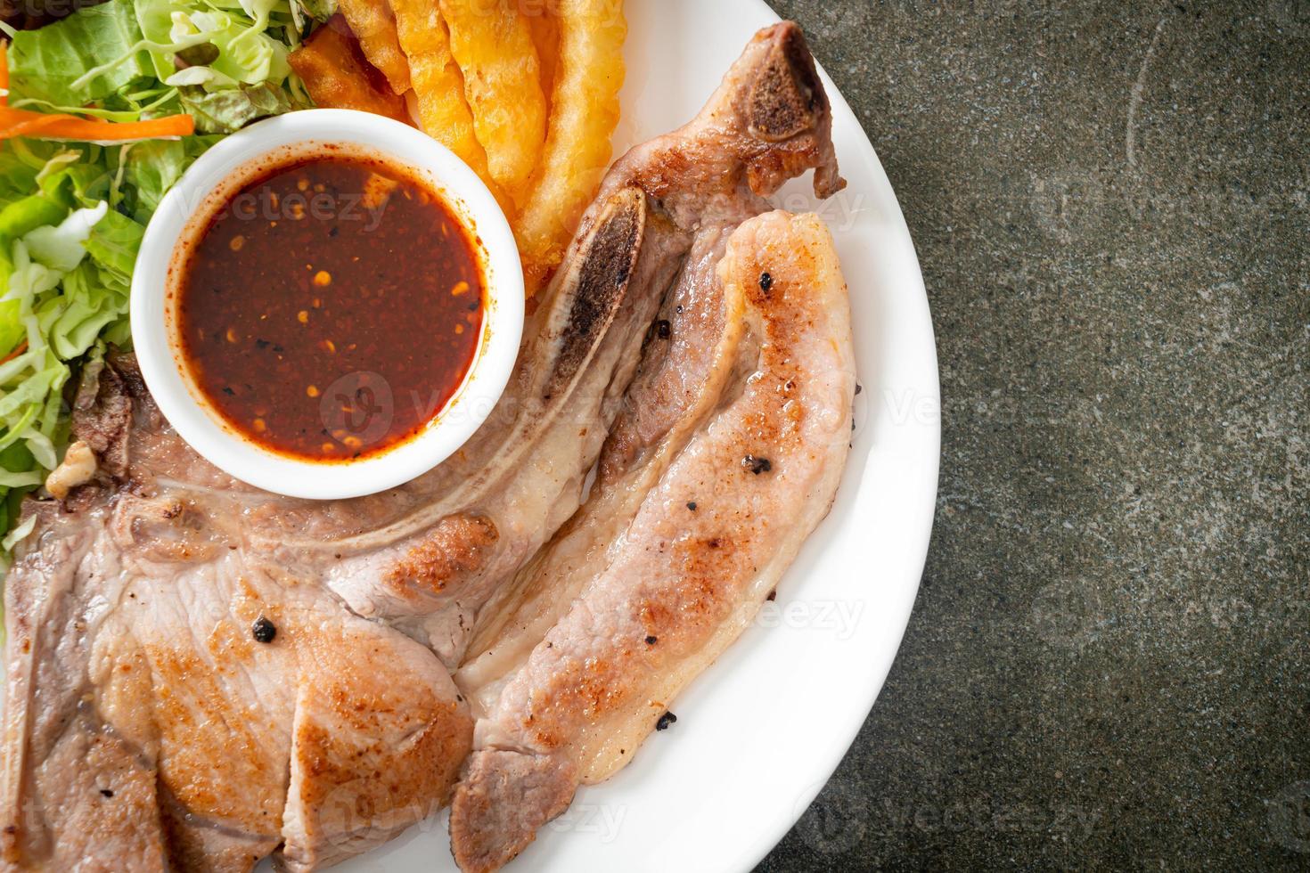 gegrilltes Schweinekotelettsteak mit thailändischer scharfer Dipsauce foto