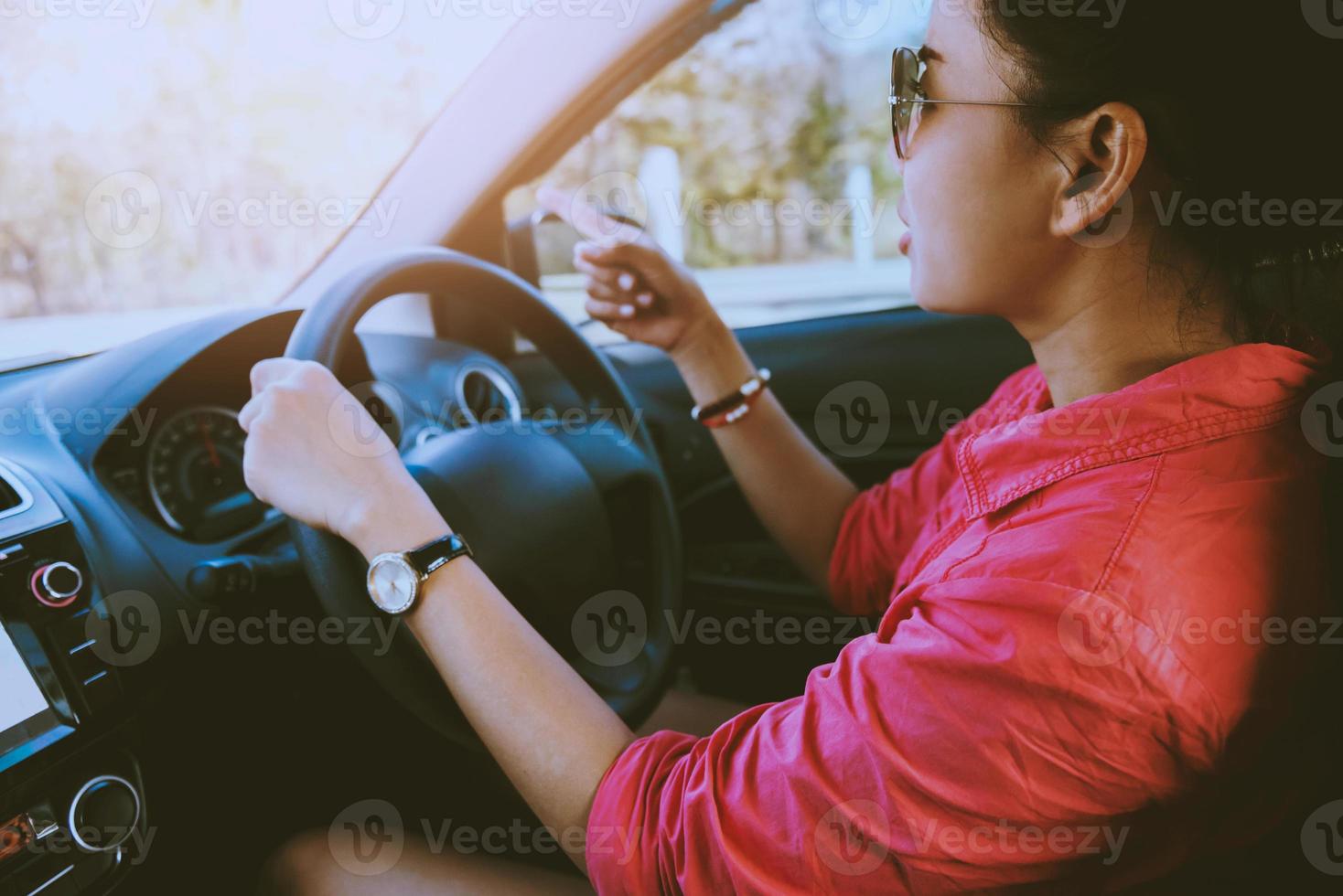 asiatische frauen reisen im urlaub entspannen. ein Auto fahren foto