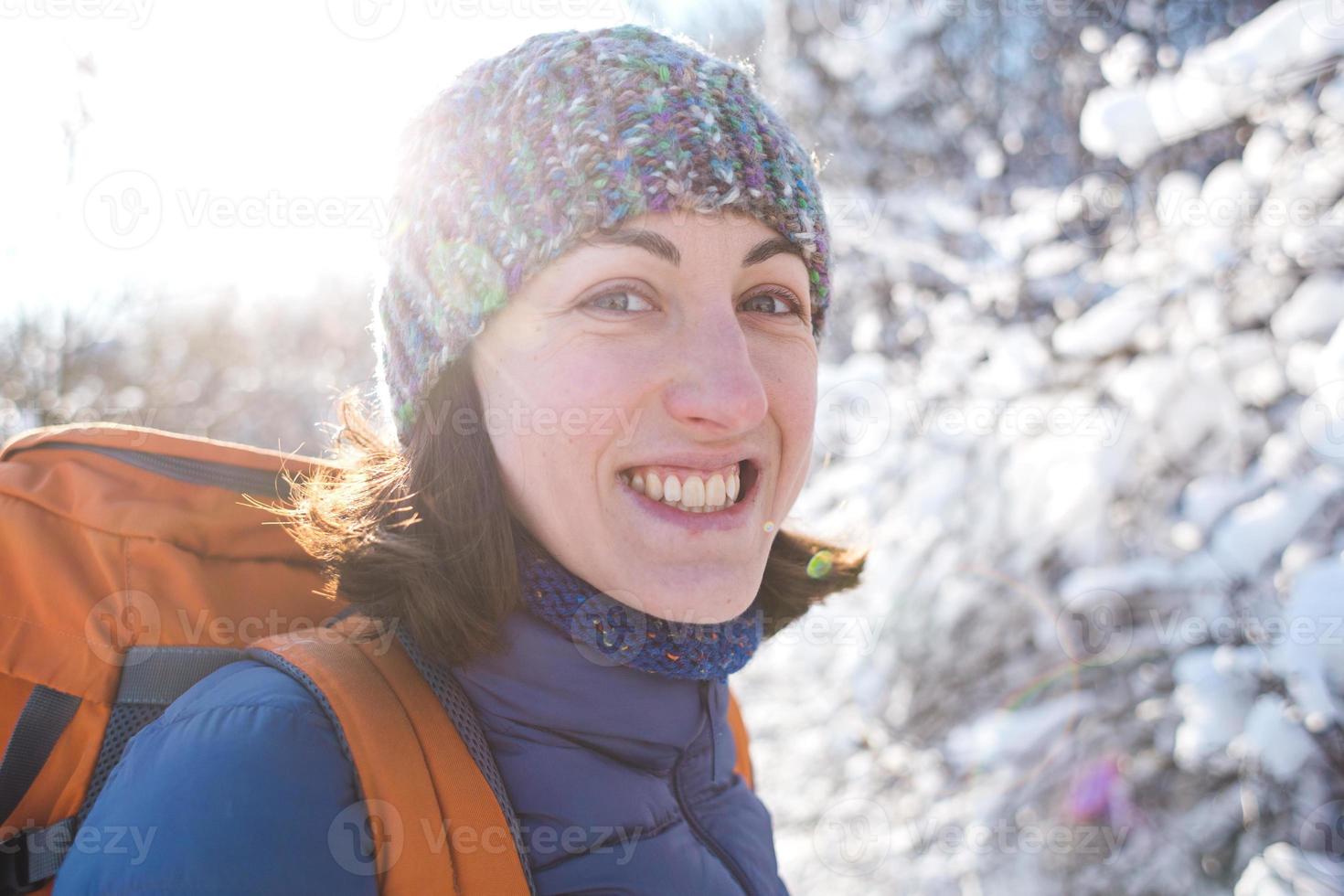 Frau auf einer Winterwanderung. foto