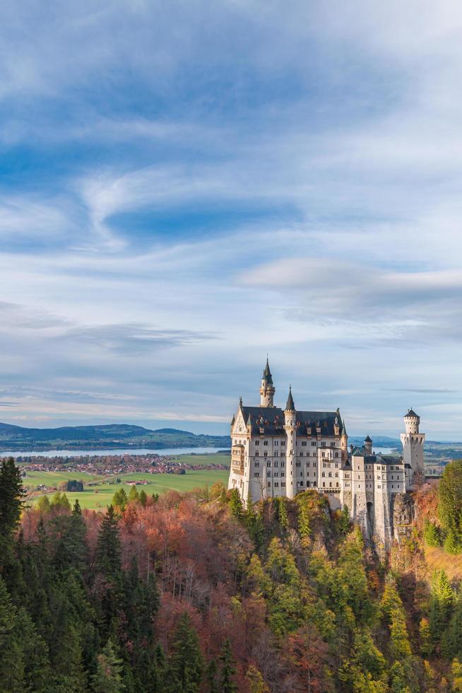 Schloss Neuschwanstein in einem schönen Herbst, Füssen, Bayern, Deutschland foto